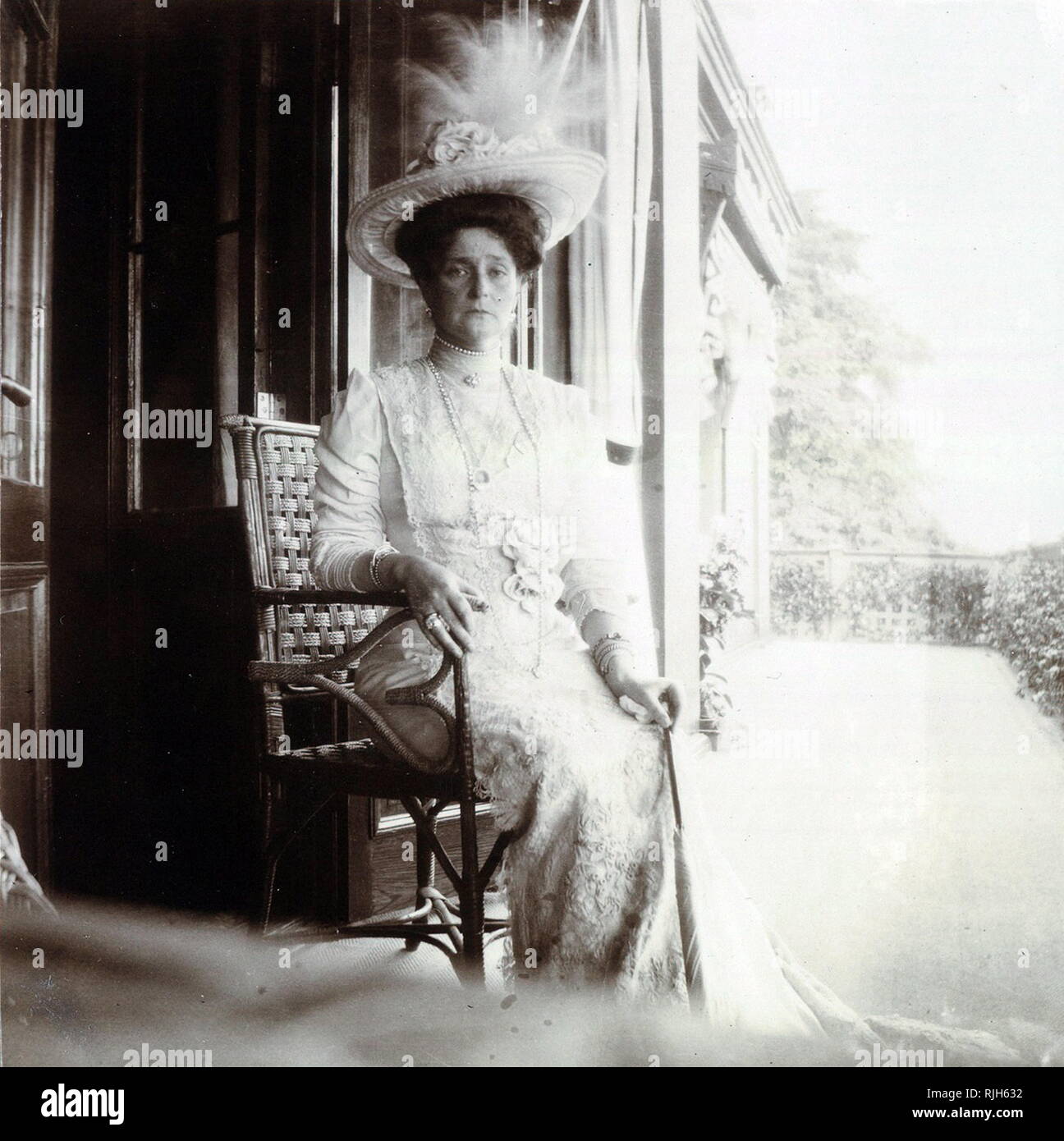 Zarina di Russia, Alexandra della Russia, colloqui con un cortigiano.  Dietro di lei è la sua fedele compagna Anna Vyrubova. Alexandra Feodorovna  (1872 - 17 luglio 1918) era imperatrice di Russia in