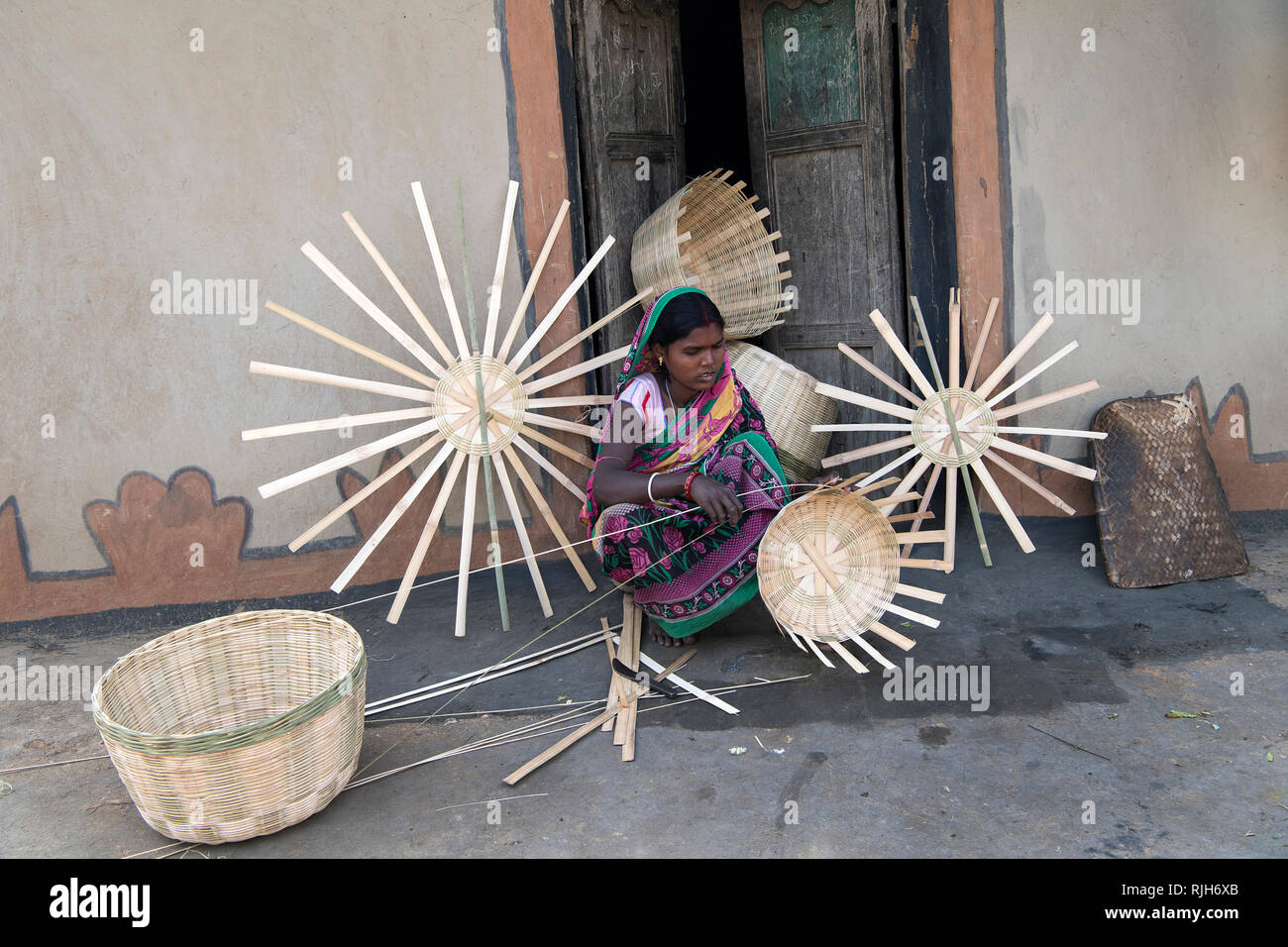 L'immagine di Lady fare bambù ceste in Purulia, West Bengal, India Foto Stock