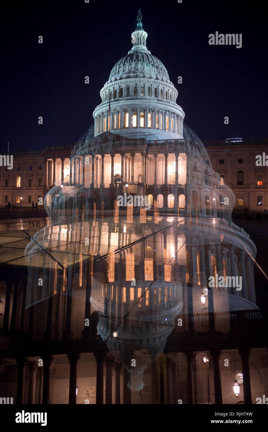 Scenic vista serale delle luci incandescenti della US Capitol Building con abstract esposizione multipla dettaglio riflettendo in Washington DC cielo notturno Foto Stock