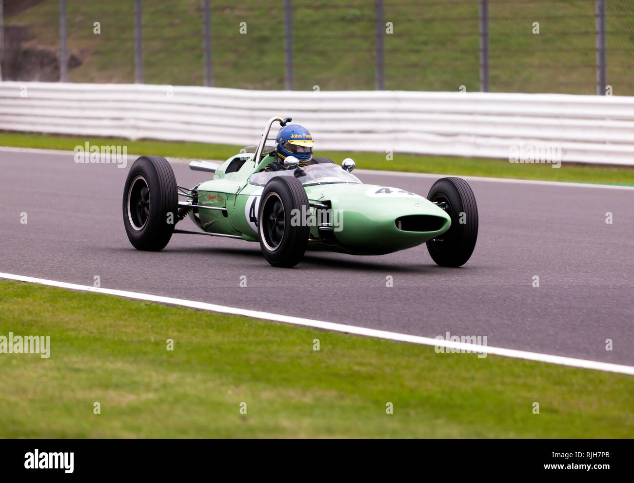 Andrew Beaumont alla guida del suo verde, 1962, Lotus 24 944 durante la Maserati Trofeo per HGPCA pre'66 Grand Prix Cars, Silverstone Classic 2017 Foto Stock