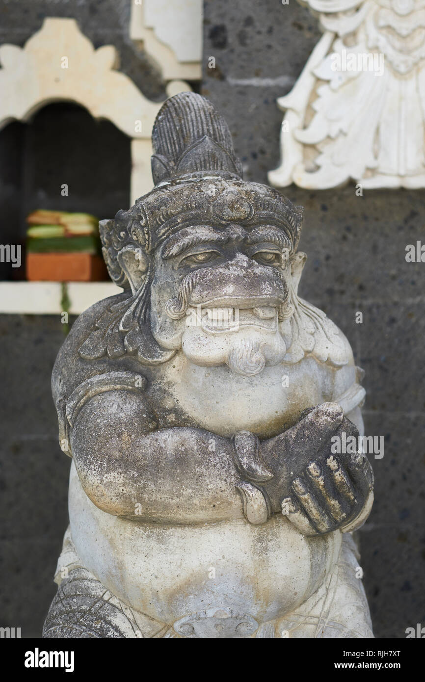 Statua di Pietra al di fuori del tempio in Seminyak Bali, Indonesia Foto Stock