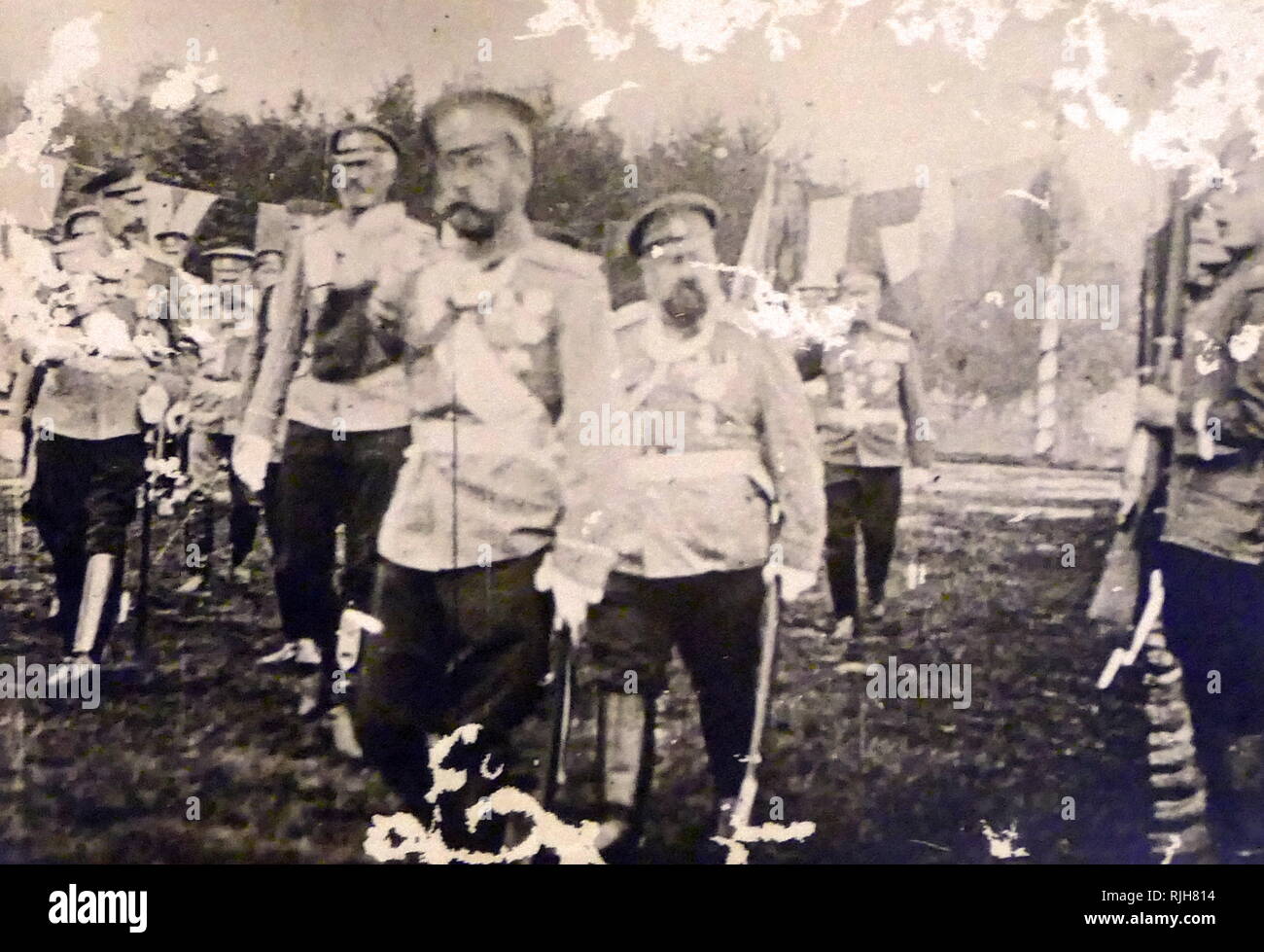 Nicholas II o Nikolai II (1868 - 17 luglio 1918), lo Zar di Russia, con il Granduca Nicola al quartier generale militare durante la prima guerra mondiale. 1915. noto come San Nicola nella chiesa ortodossa russa, è stato l'ultimo imperatore di Russia, praticati a partire dal 1 Novembre 1894 fino alla sua abdicazione forzata il 15 marzo 1917. Il suo regno ha visto la caduta dell'impero russo da uno dei principali grandi potenze del mondo economico e militare di crollo. Foto Stock