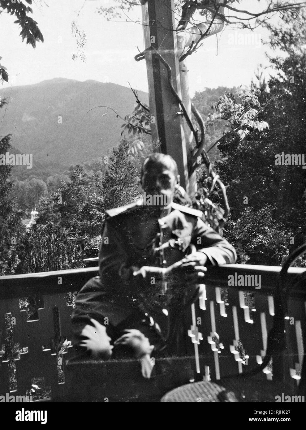 Nicholas II o Nikolai II (1868 - 17 luglio 1918), lo Zar di Russia, durante la prima guerra mondiale. 1915. noto come San Nicola nella chiesa ortodossa russa, è stato l'ultimo imperatore di Russia, praticati a partire dal 1 Novembre 1894 fino alla sua abdicazione forzata il 15 marzo 1917. Il suo regno ha visto la caduta dell'impero russo da uno dei principali grandi potenze del mondo economico e militare di crollo. Foto Stock