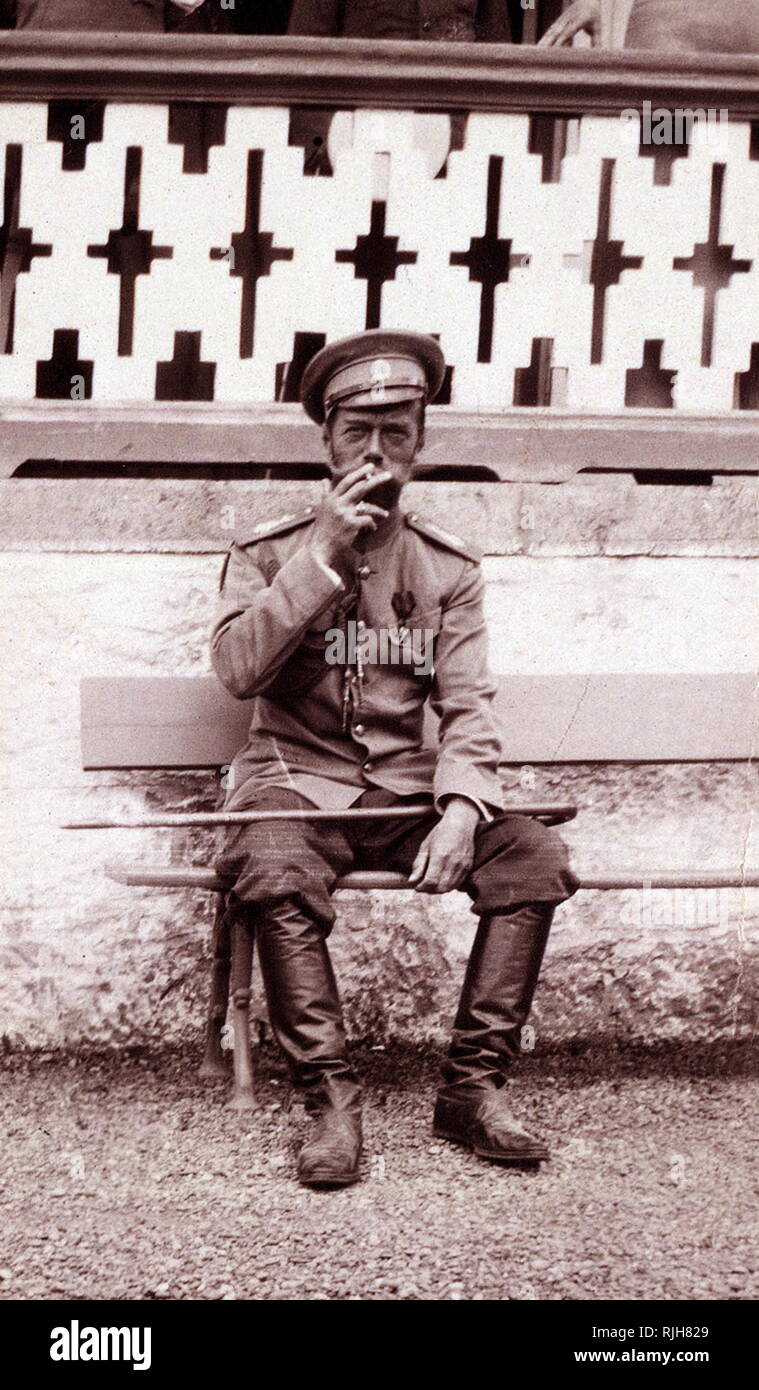 Nicholas II o Nikolai II (1868 - 17 luglio 1918), lo Zar di Russia, durante la prima guerra mondiale. 1915. noto come San Nicola nella chiesa ortodossa russa, è stato l'ultimo imperatore di Russia, praticati a partire dal 1 Novembre 1894 fino alla sua abdicazione forzata il 15 marzo 1917. Il suo regno ha visto la caduta dell'impero russo da uno dei principali grandi potenze del mondo economico e militare di crollo. Foto Stock