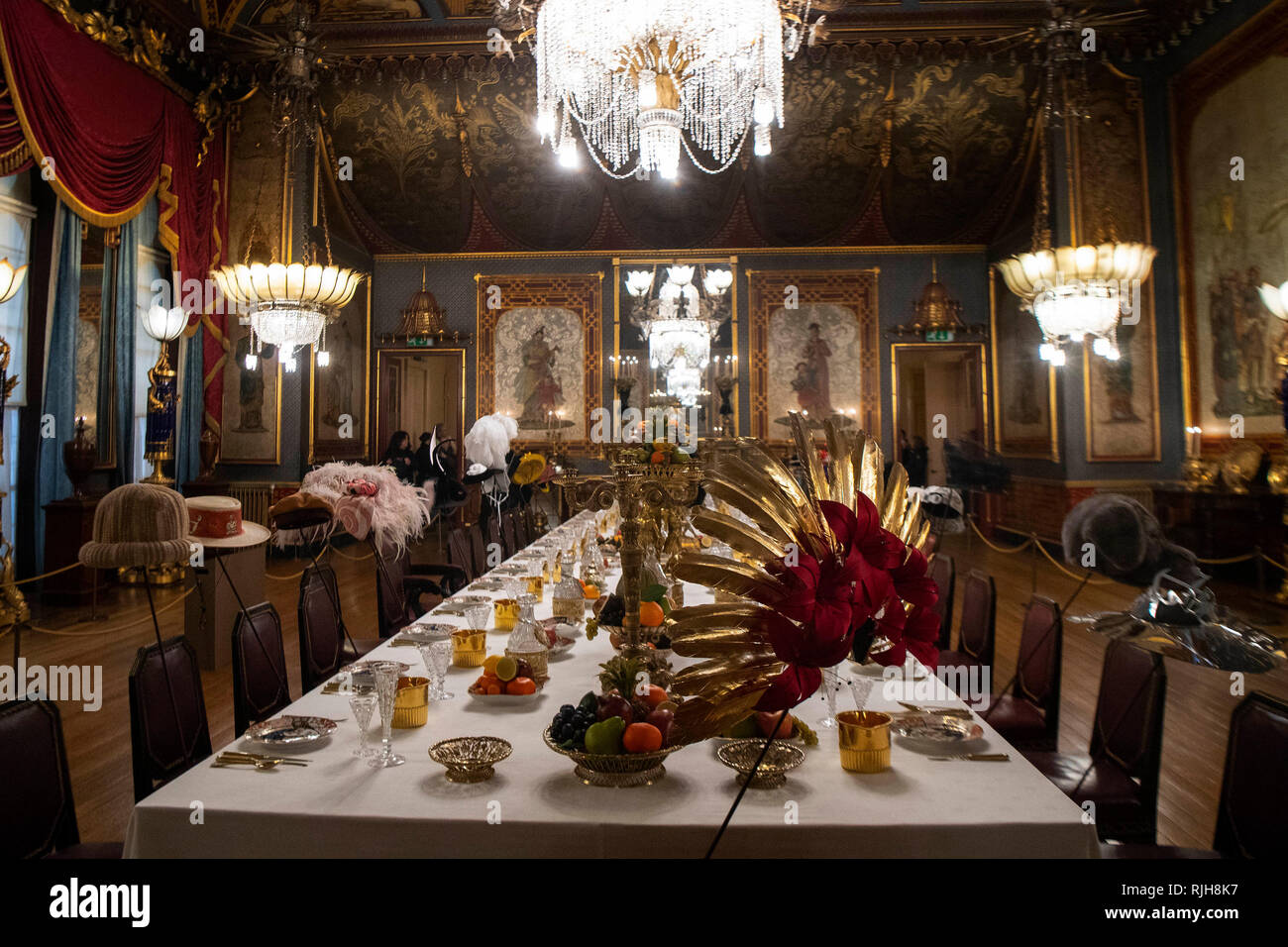 Cappelli progettato dalla modista Stephen Jones al lancio di Chinoiserie un brano-on-Sea mostra nella sala banchetti presso il Royal Pavilion, Brighton East Sussex, con decine di cappelli realizzato da Jones nel corso di tutta la sua carriera di 40 anni. Foto Stock