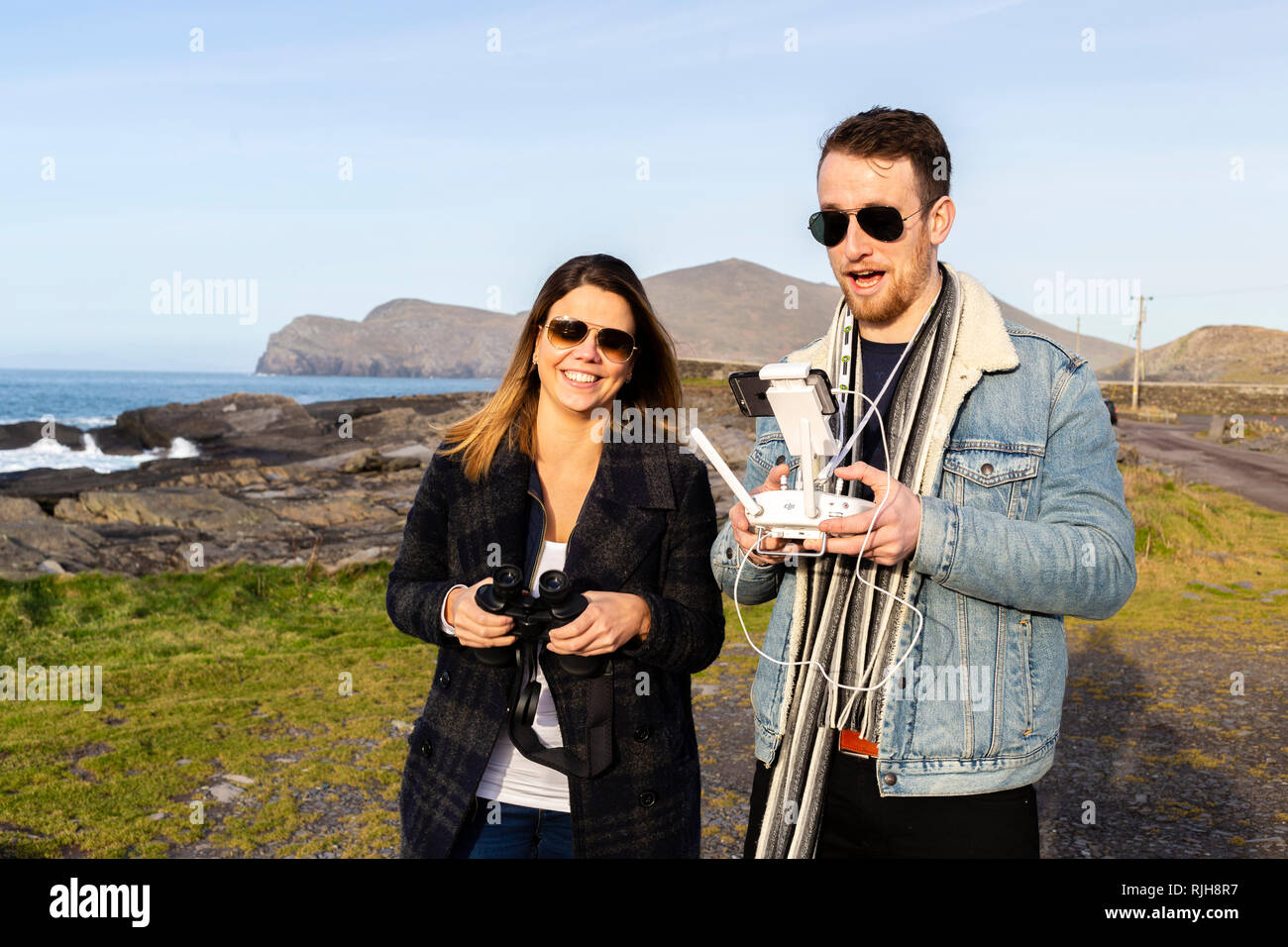 Giovane coppia attraente battenti un drone, Valentia Island, nella contea di Kerry, Irlanda Foto Stock
