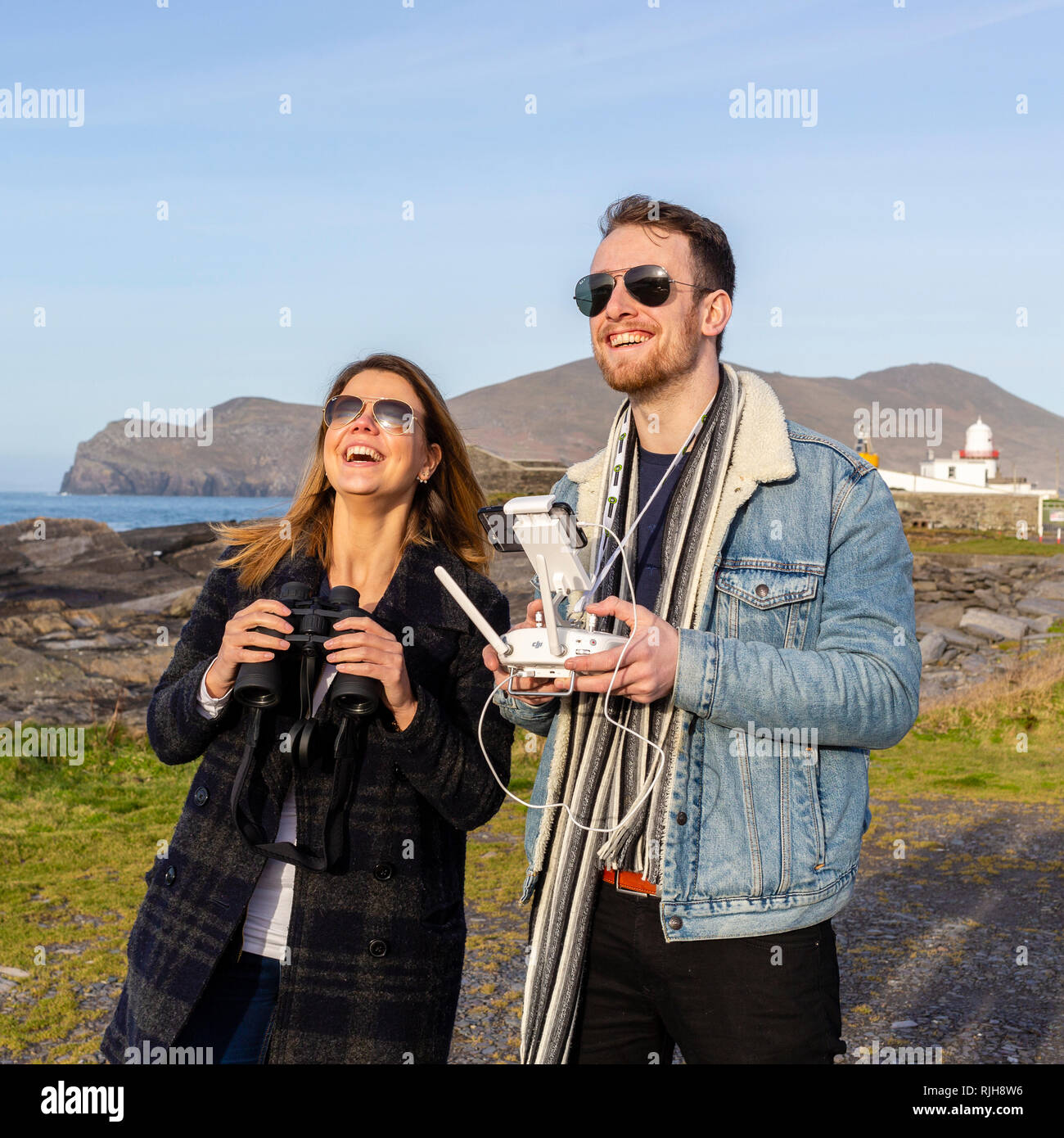 Giovane coppia attraente battenti un drone, Valentia Island, nella contea di Kerry, Irlanda Foto Stock