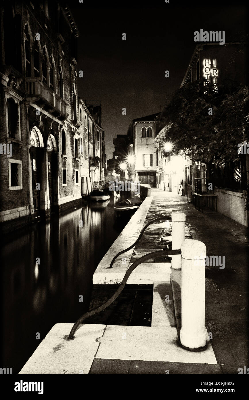 Nachtaufnahme in den Seitenkanälen der Lagunenstadt, Venedig, Veneto, Italien, Südeuropa Foto Stock
