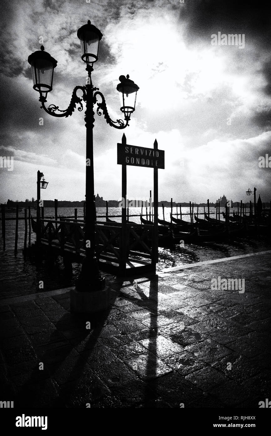 Gondeln in Venedig, Uferpromenade Riva degli Schiavoni, Venedig, ITALIEN, Foto Stock