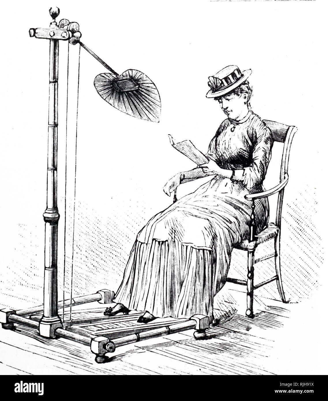 Una incisione raffigurante una donna con un pedale azionato punkah tipo ventilatore per mantenere se stessa cool. Datata del XIX secolo Foto Stock Una incisione raffigurante una donna con un pedale azionato punkah tipo ventilatore per mantenere se stessa cool. Datata del XIX secolo Foto Stock