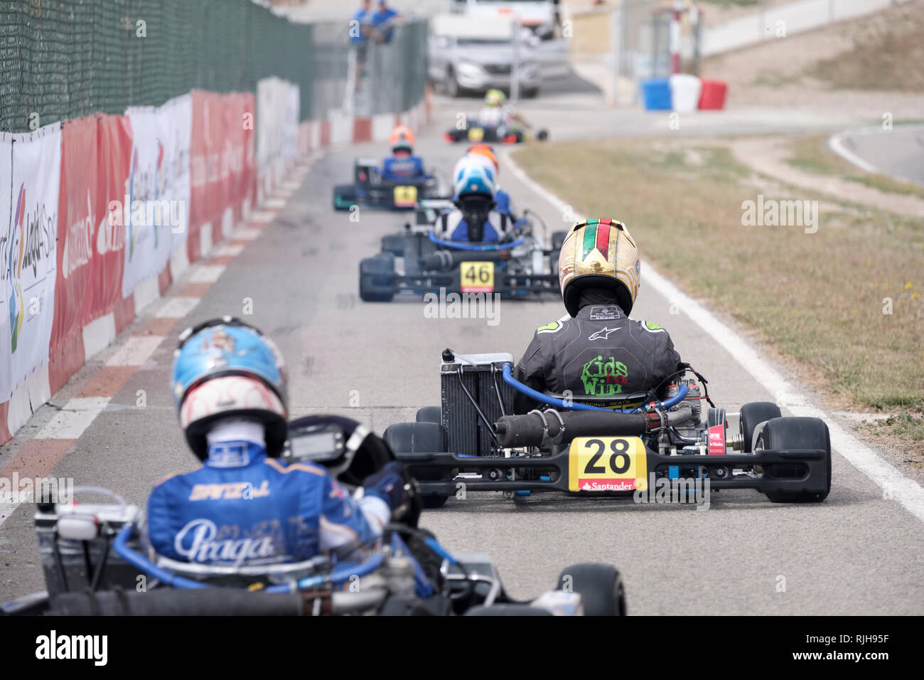 I giovani vanno karting piloti escono paddock ad inizio gara, Campillos, Malaga, Spagna Foto Stock