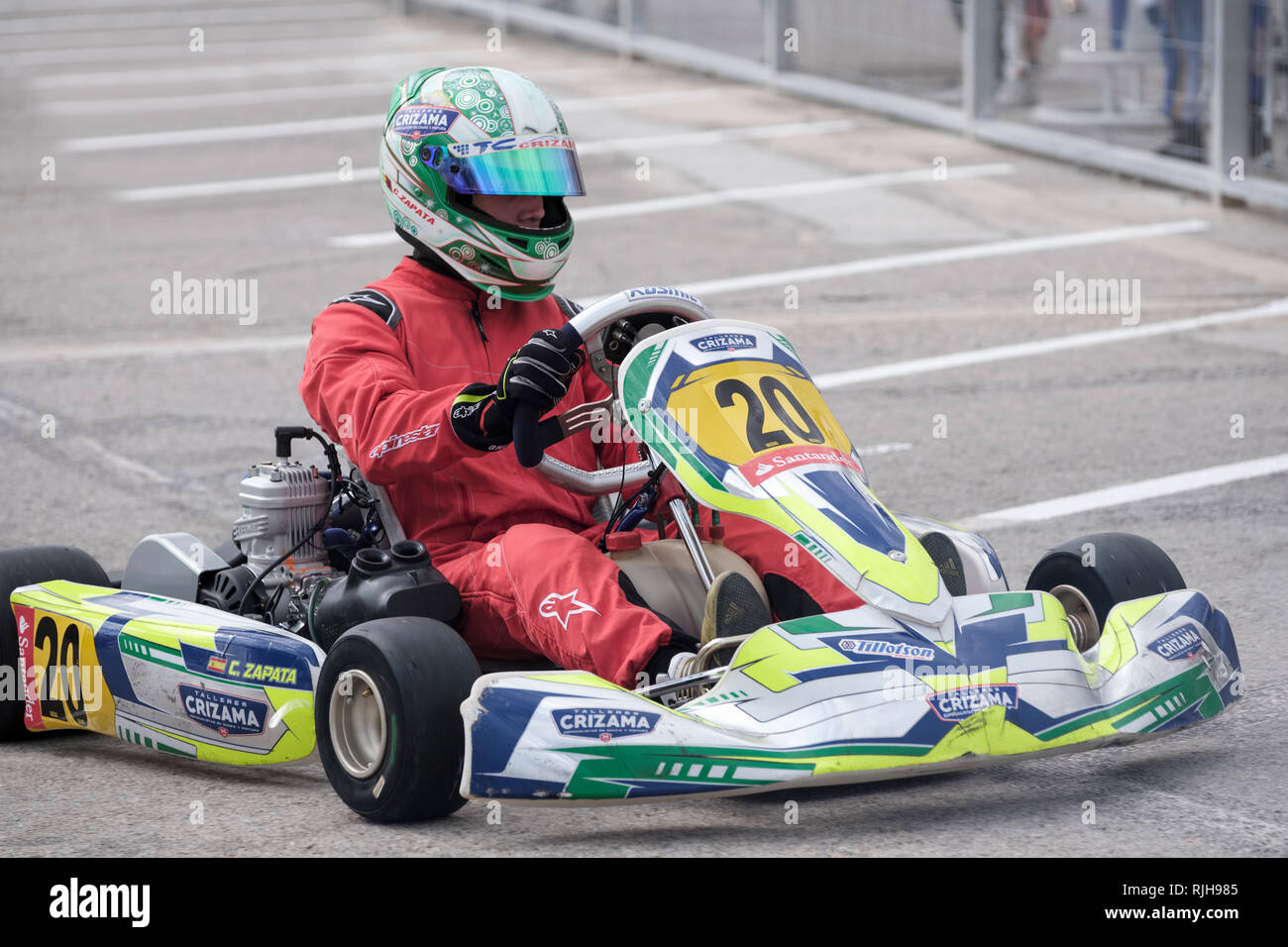 I giovani vanno karting conducente lasci il paddock, Campillos, Malaga, Spagna Foto Stock