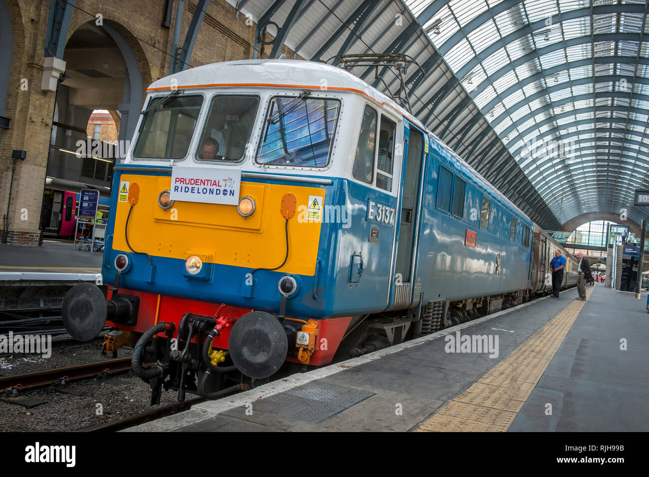 Una classe 86 locomotore elettrico denominato 'Les Ross' in attesa in una piattaforma in Kings Cross stazione ferroviaria, Londra. Foto Stock