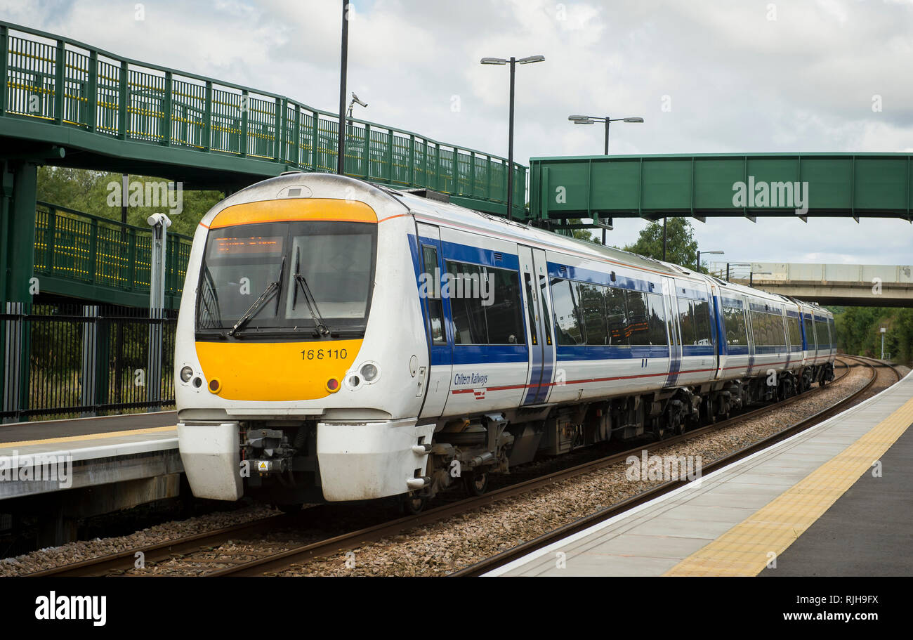Classe 168 Clubman treno passeggeri nella Chiltern Railways livrea in attesa presso una stazione piattaforma NEL REGNO UNITO. Foto Stock