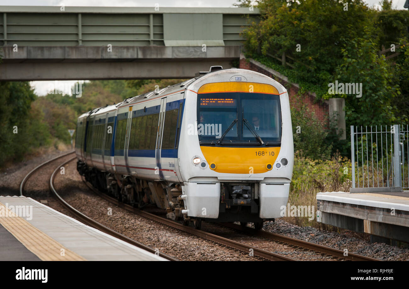 Classe 168 treno passeggeri Clubman a Chiltern Railways che arriva in una stazione nel Regno Unito. Foto Stock