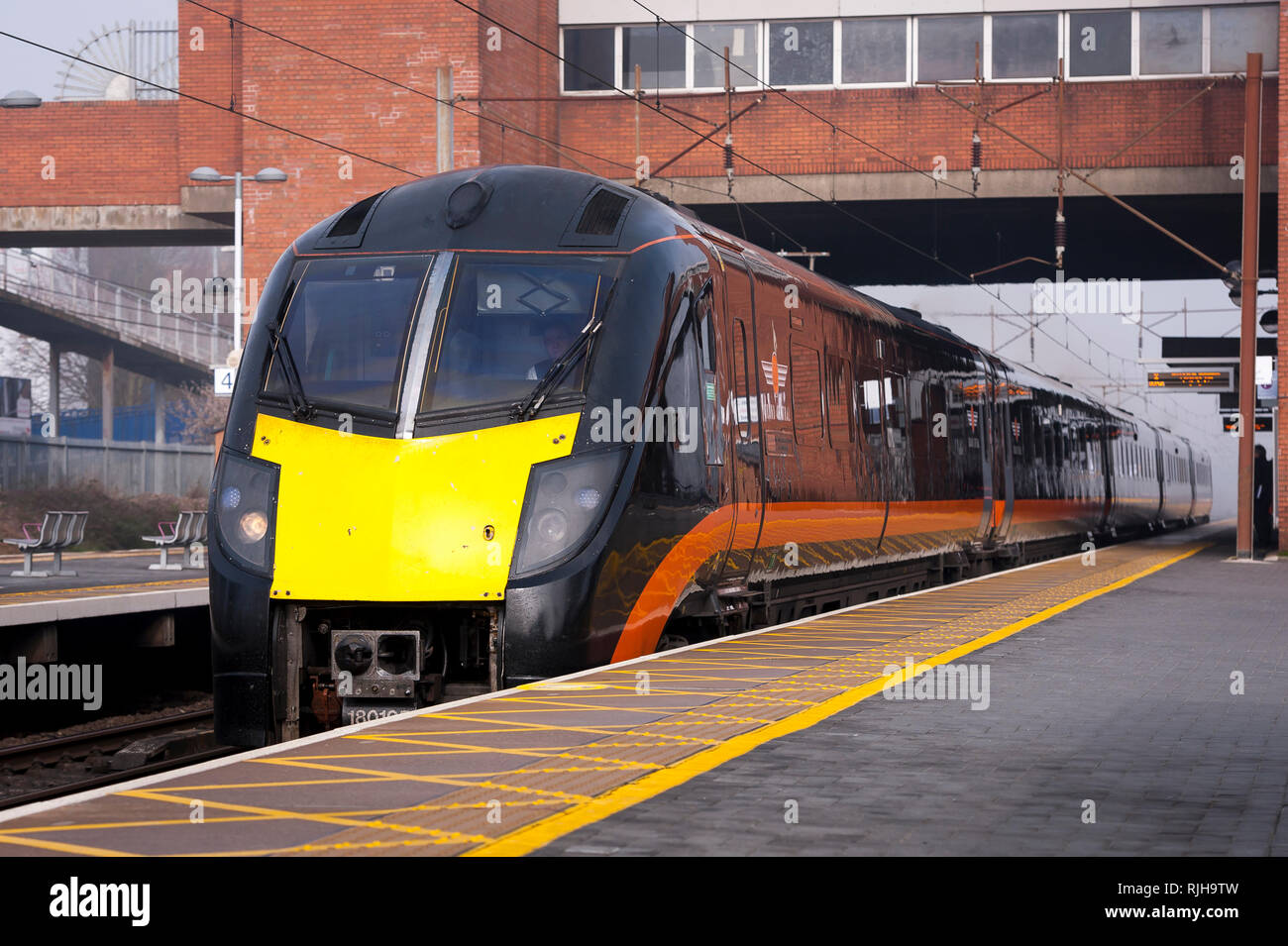 Classe 180 Adelante treni passeggeri in Grand Central livrea ad una stazione ferroviaria in Inghilterra. Foto Stock