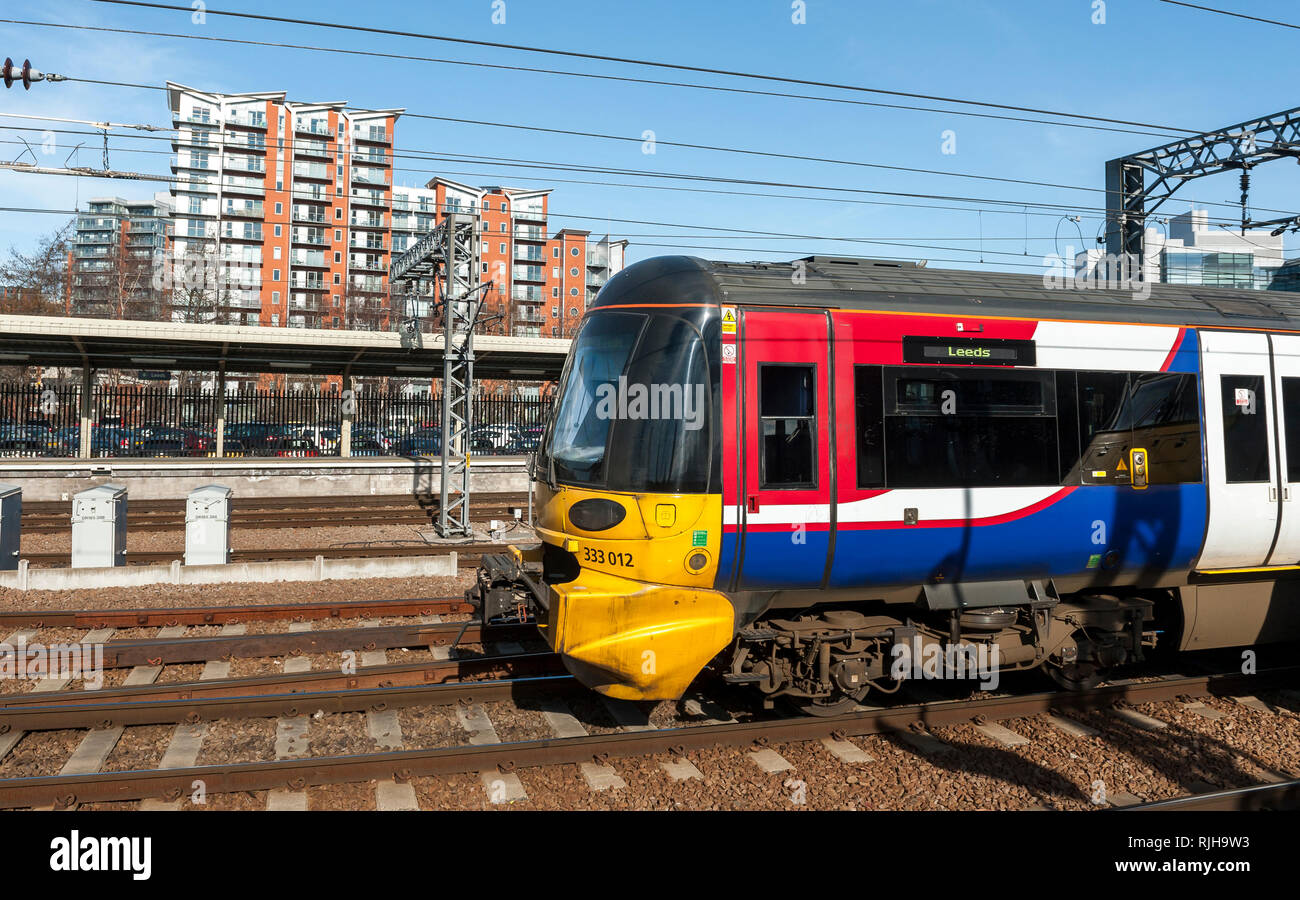 Treno di classe 333 nella livrea Northern Rail alla stazione ferroviaria di Leeds, Inghilterra. Foto Stock