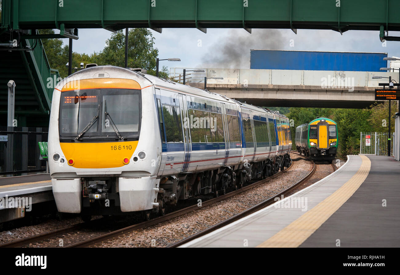 Classe 172 Turbostar treni passeggeri in London Midland livrea con una classe 168 Clubman nella Chiltern Railways livrea in attesa in banchina della stazione in Foto Stock
