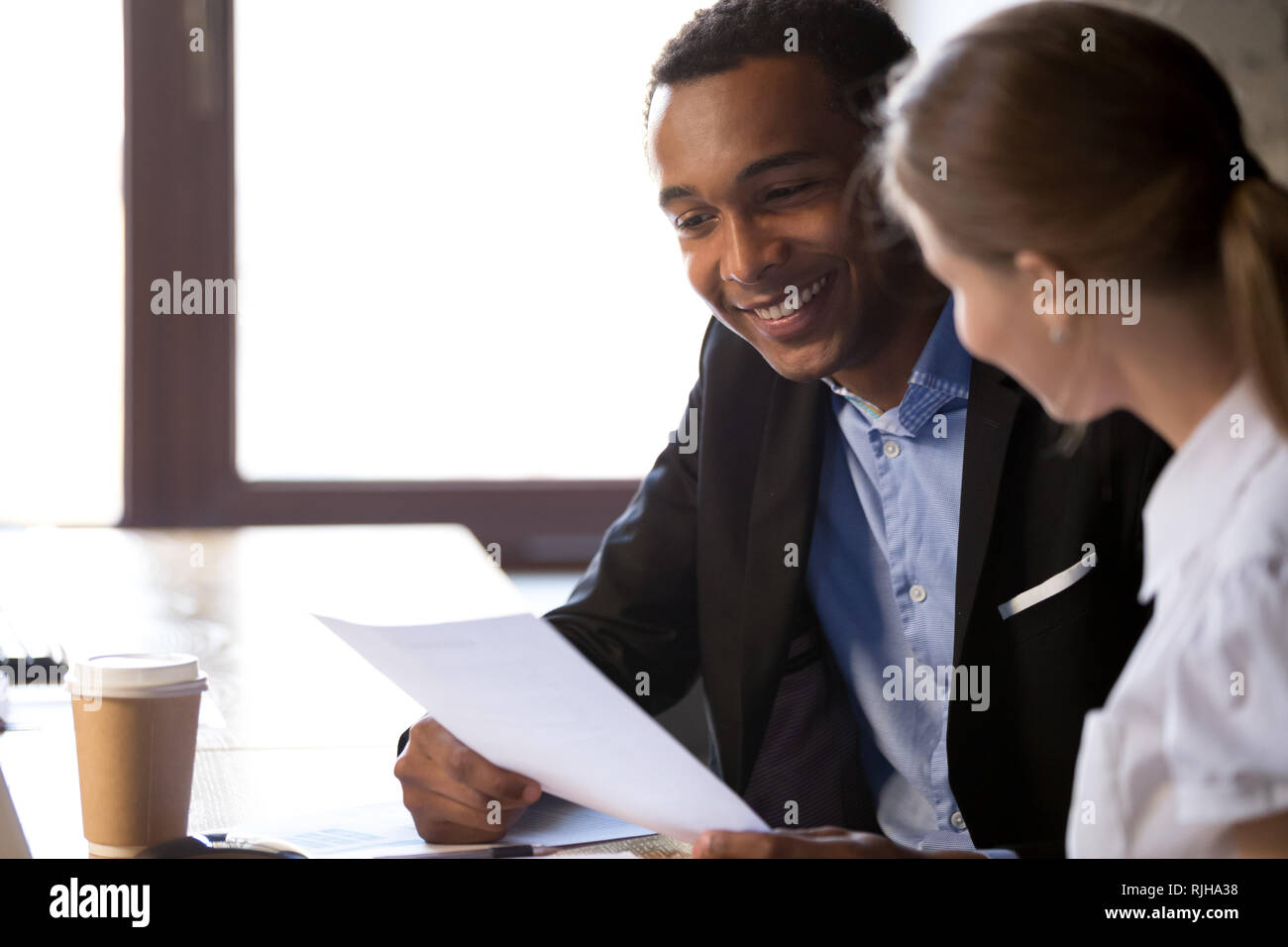 Eccitato datore di lavoro nero leggi richiedente riprendere a intervista Foto Stock