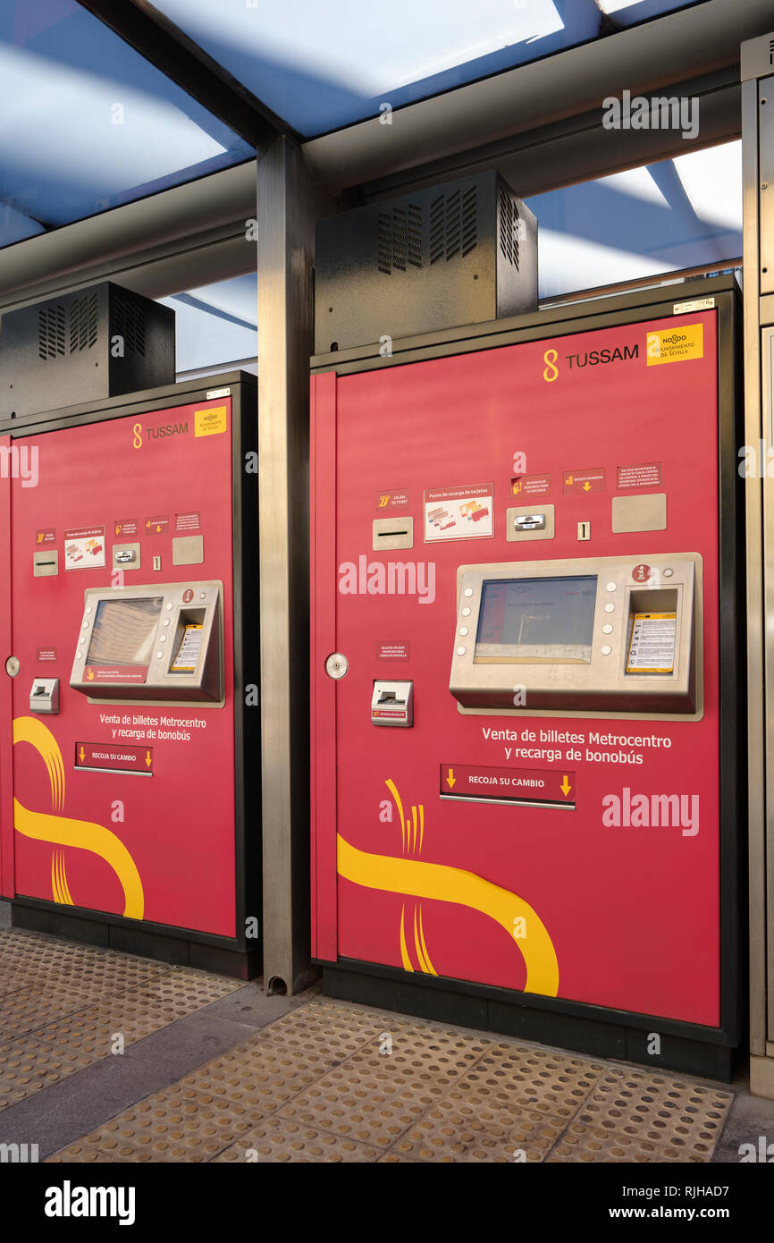Ticket Machine per la tranvia Tussams, Sevilla; Andalusia; Spagna Foto Stock