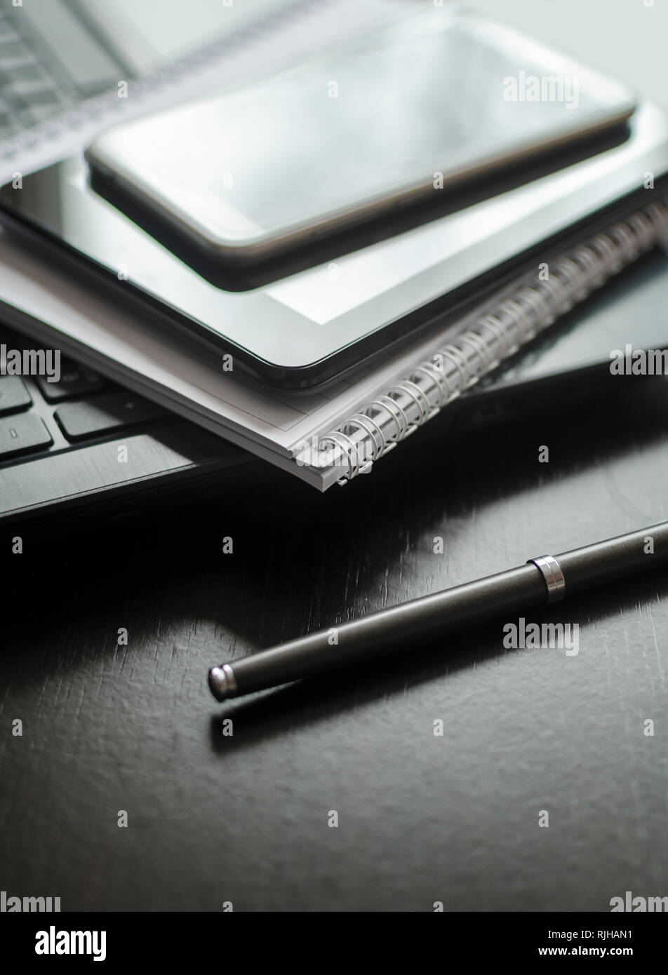 Dispositivi elettronici, smartphone, laptop e tablet pc in stretta fino Foto Stock