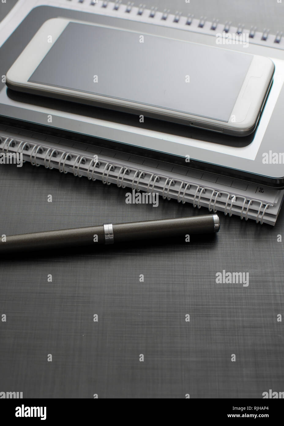 Dispositivi elettronici, smartphone, laptop e tablet pc in stretta fino Foto Stock