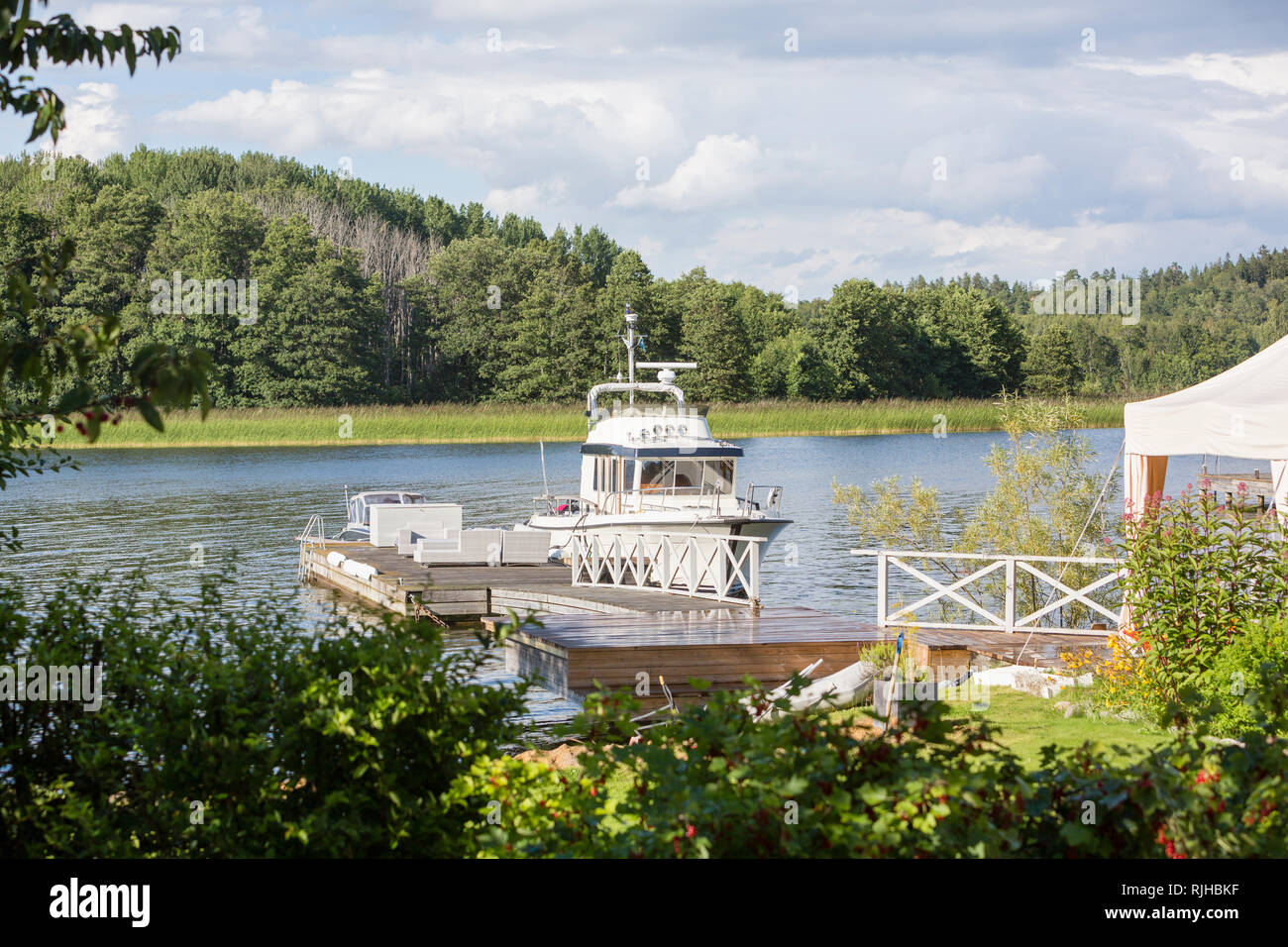 Barca ormeggiata sul lago Foto Stock