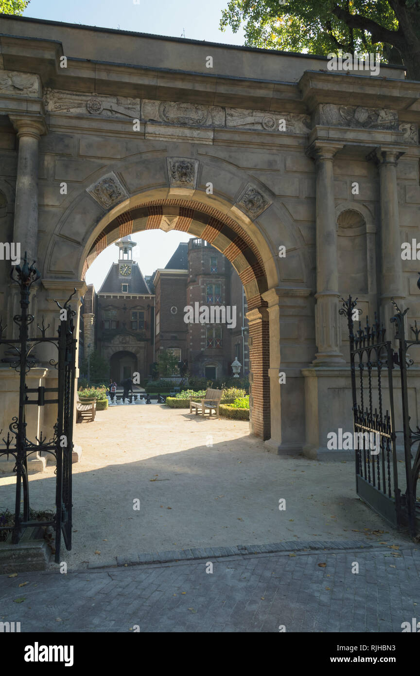 Amsterdam, Paesi Bassi, ottobre 10, 2018: pietre antiche porte di accesso al giardino del Museo Rijks Foto Stock
