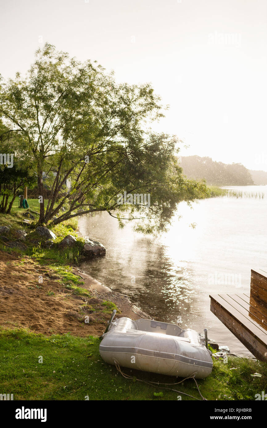 Barca gonfiabile al lago Foto Stock