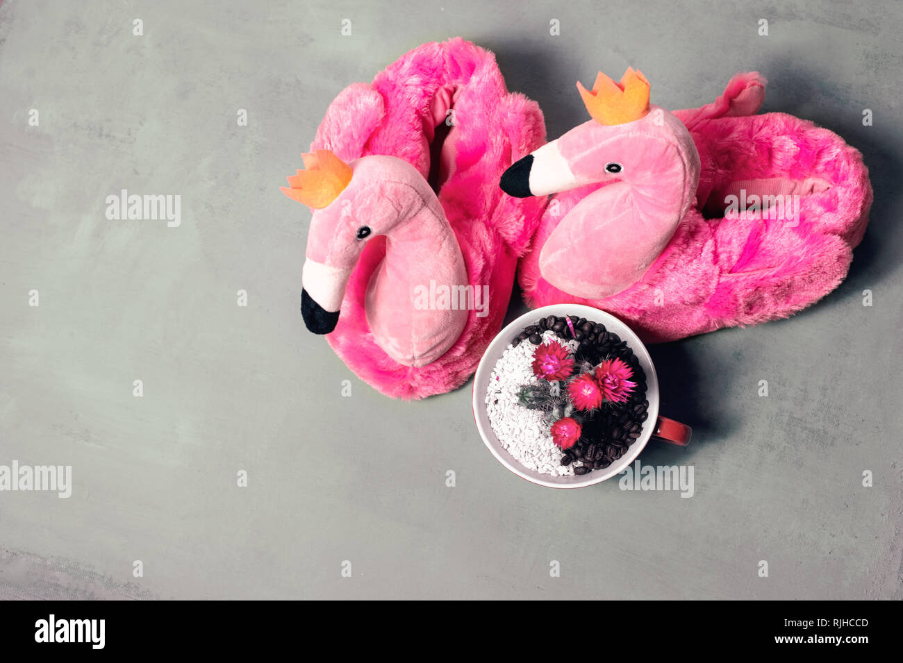 Pantofole rosa con design di flamingo Foto Stock
