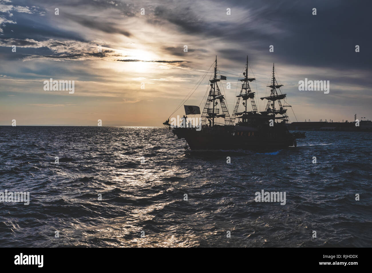 Fake pirate nave da crociera per turisti durante il tramonto nel porto di Salonicco Foto Stock