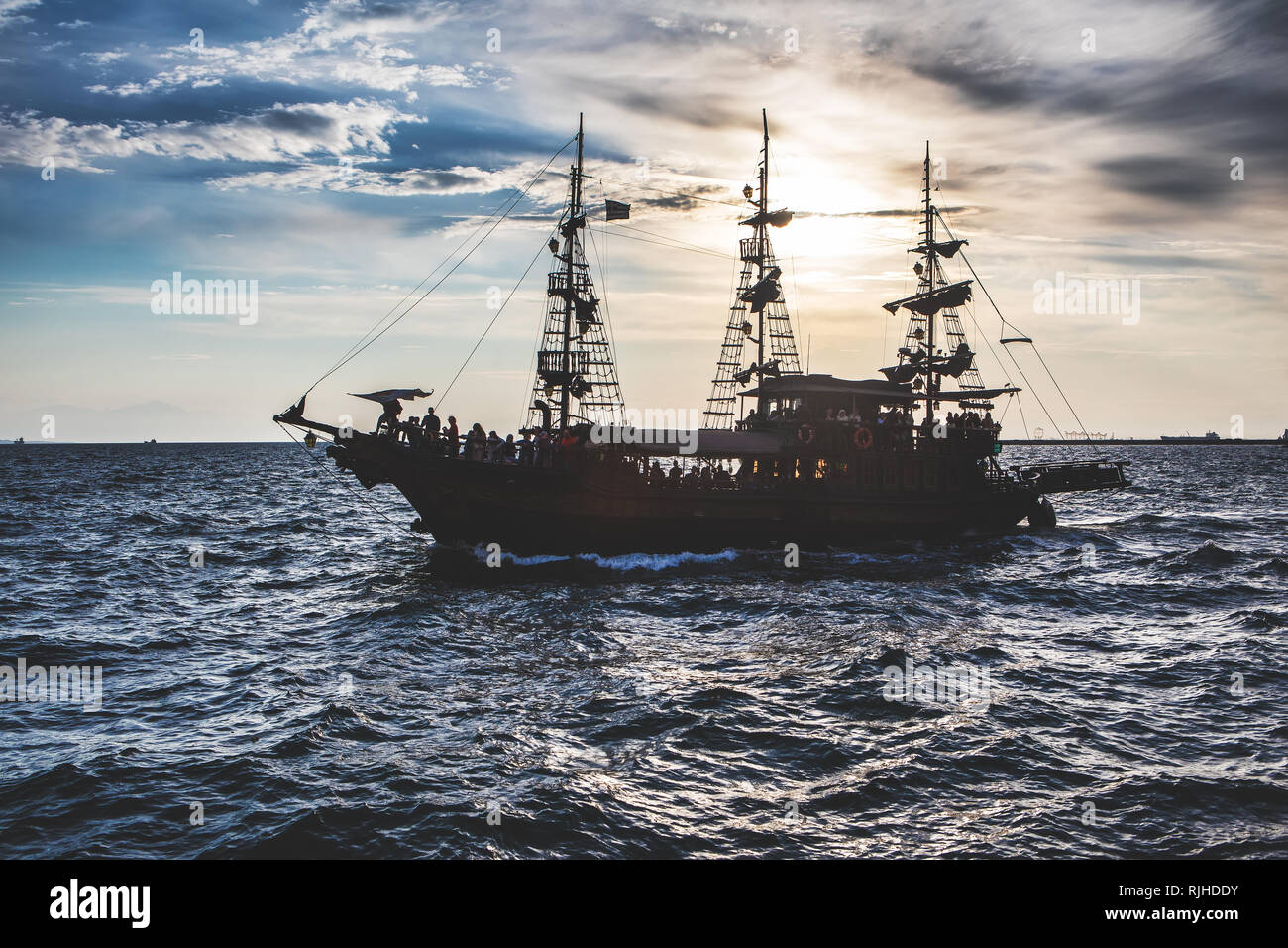 Fake pirate nave da crociera per turisti durante il tramonto nel porto di Salonicco Foto Stock