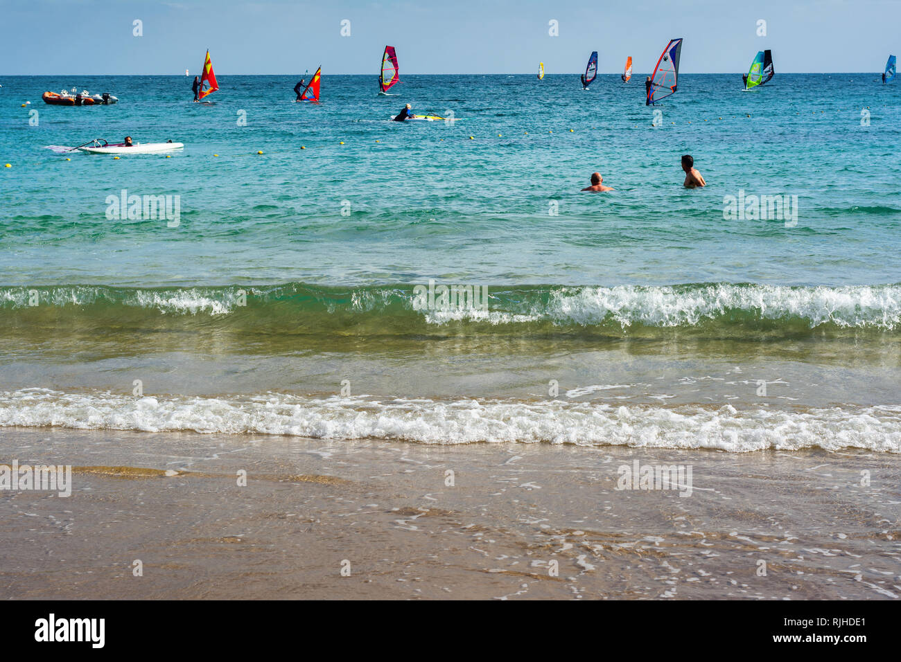 COSTA TEGUISE, Lanzarote - 27 dicembre 2018. Surfers di Las Cucharas beach, Lanzarote, Isole Canarie, mare, spiaggia sabbiosa Foto Stock