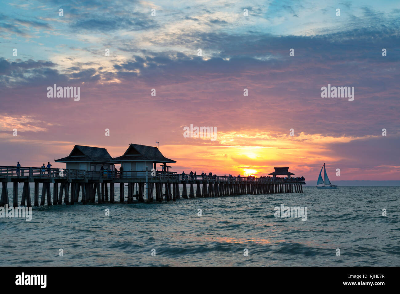 Tramonto sul Golfo del Messico presso il Molo di Napoli lungo la costa del Golfo della Florida, Naples, Florida, Stati Uniti d'America Foto Stock