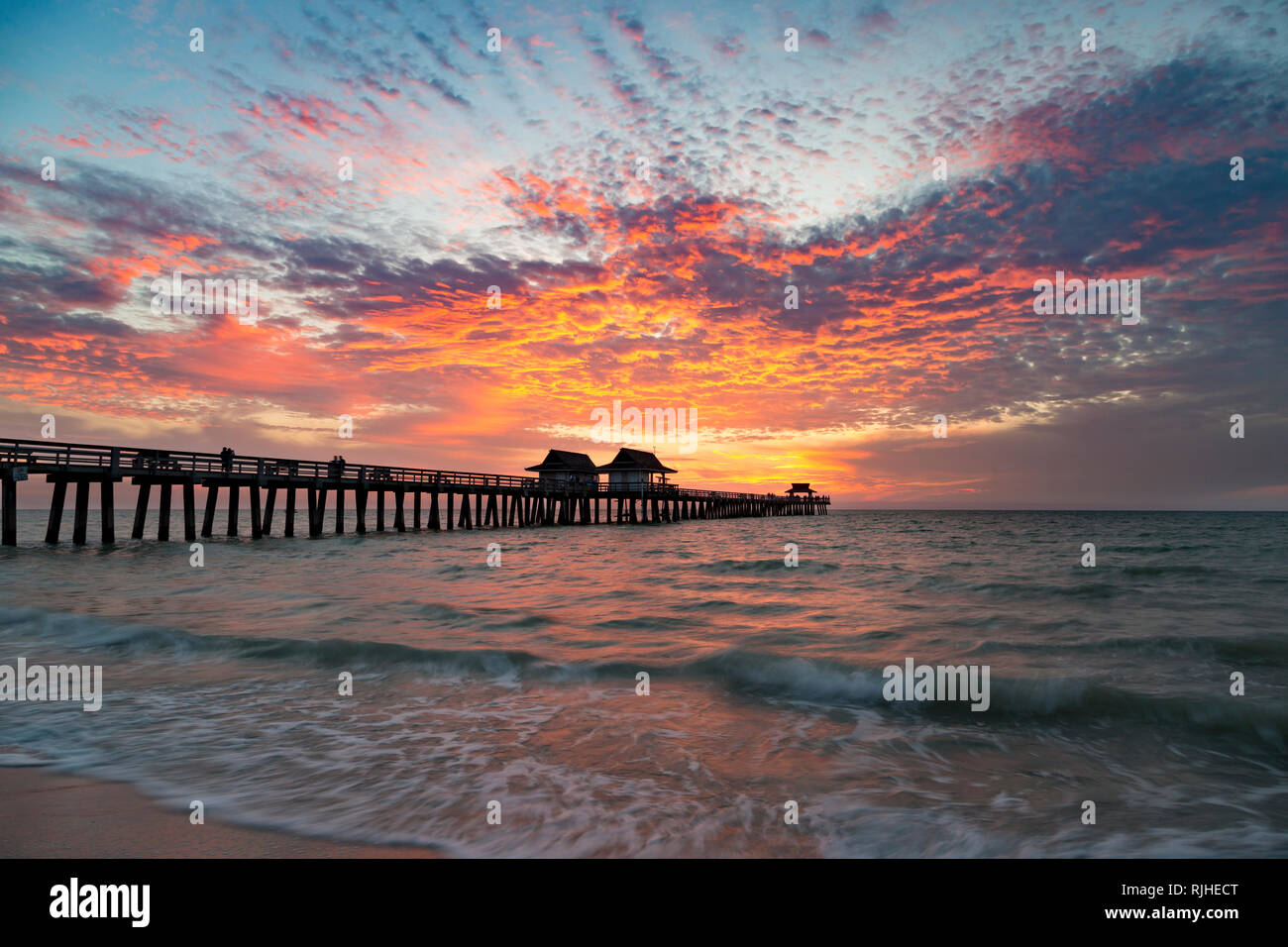 Tramonto sul Golfo del Messico presso il Molo di Napoli lungo la costa del Golfo della Florida, Naples, Florida, Stati Uniti d'America Foto Stock