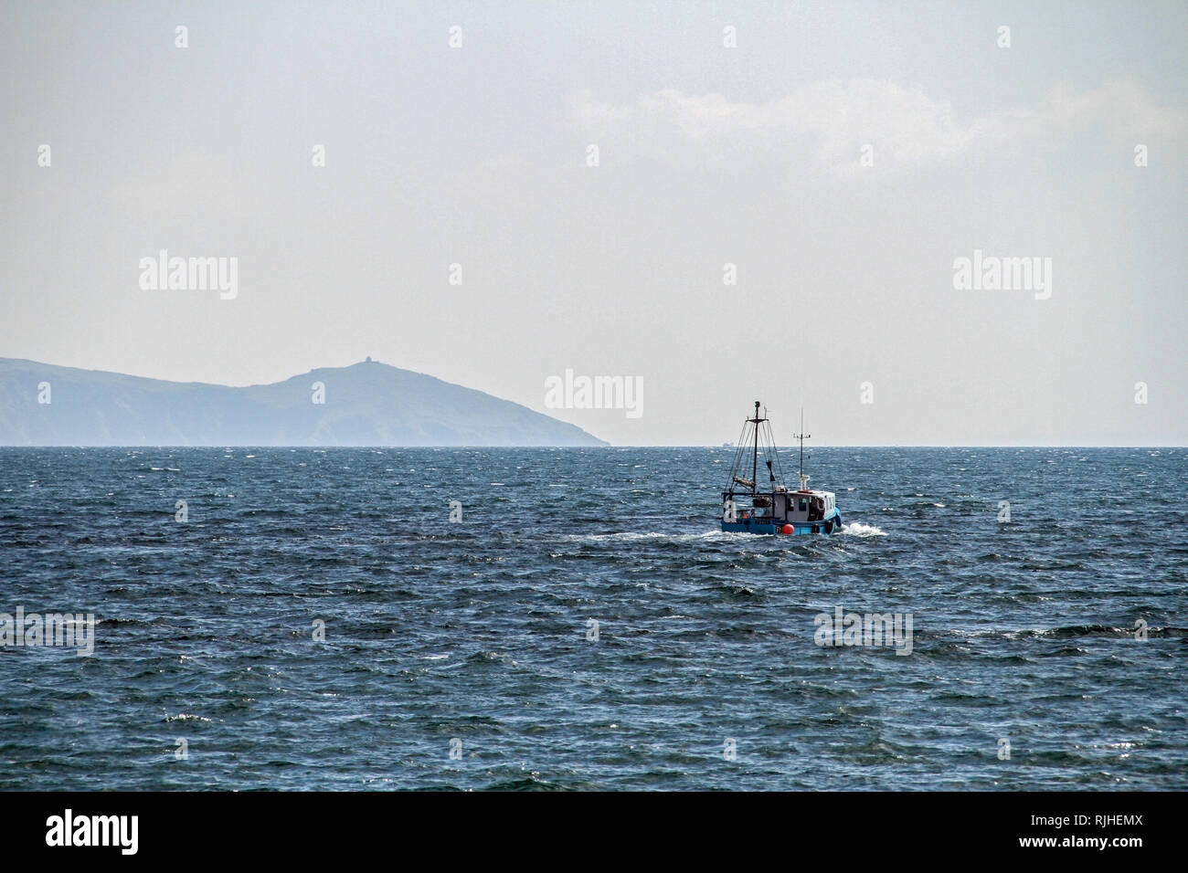 Il Phoenix FY804 pesca in Whitsand Bay nel sud-est della Cornovaglia. Un fantasma testa di rame in background Foto Stock