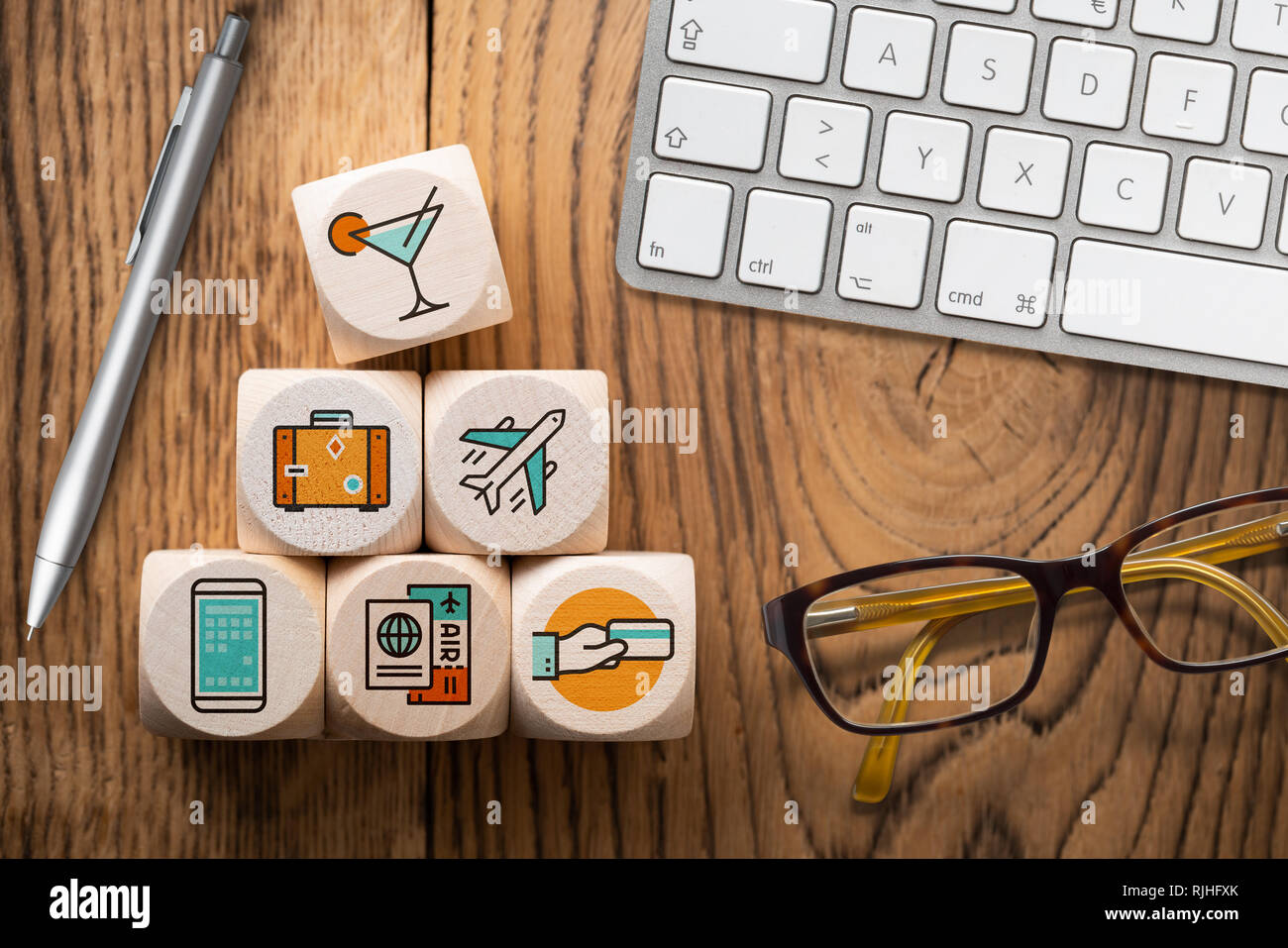 A cubetti con icone di viaggio su sfondo di legno Foto Stock