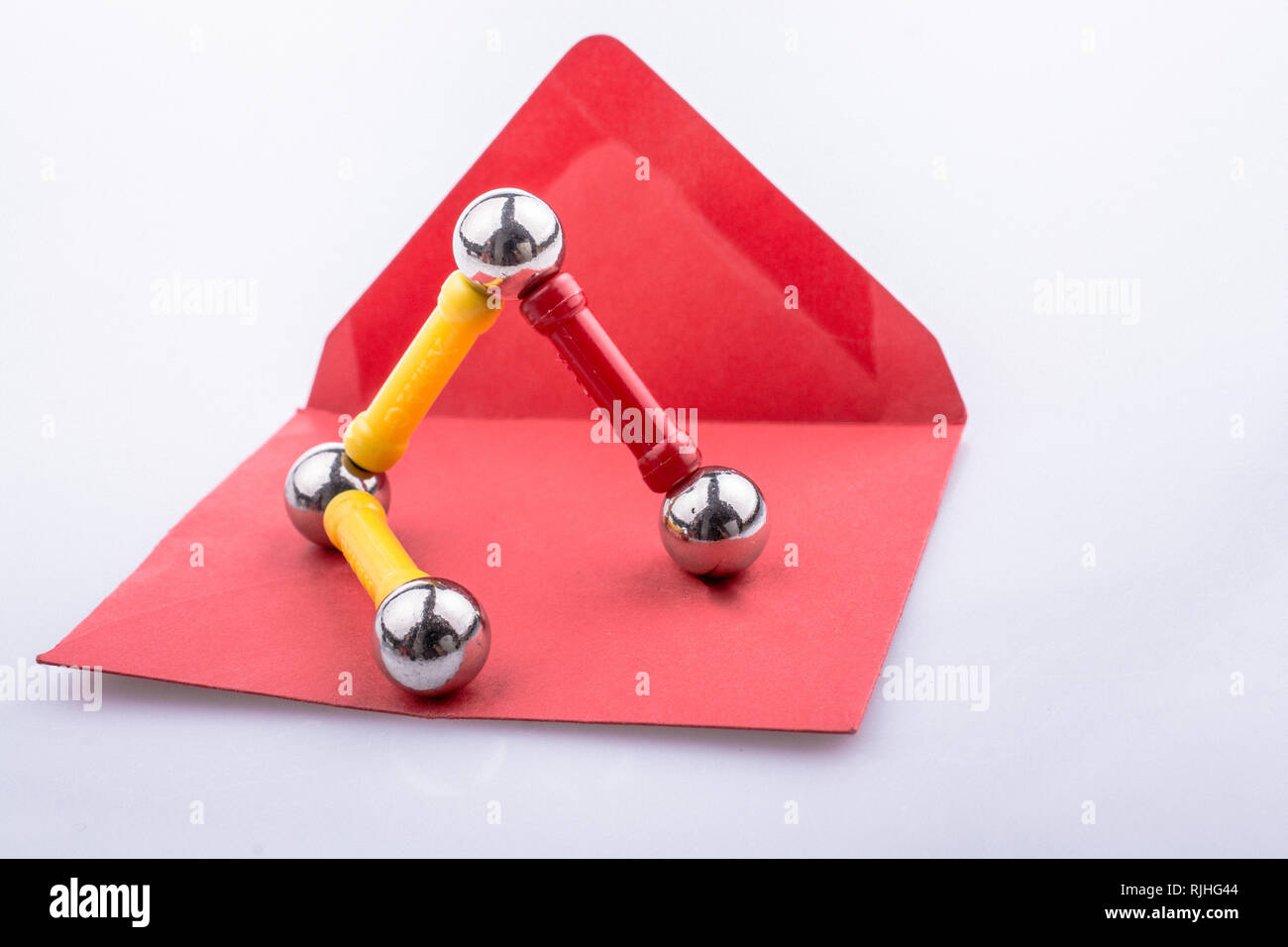 Magnete giocattolo barrette e sfere magnetiche sulla busta rossa Foto stock  - Alamy