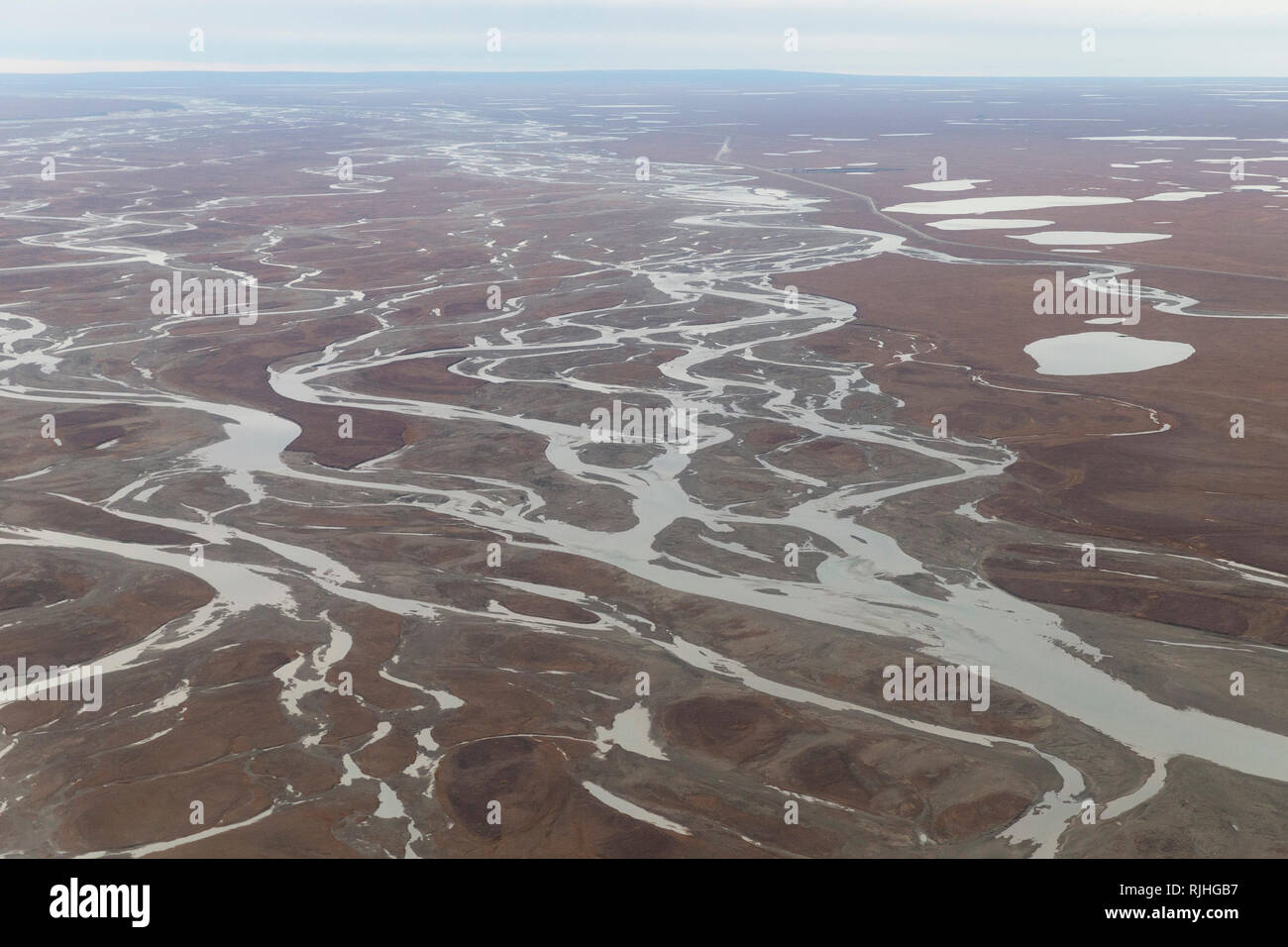 Vista aerea con il fiume Sagavanirktok o fiume Sag. Stati Uniti, Alaska, Arctic National Wildlife Refuge, North Slope Borough Foto Stock