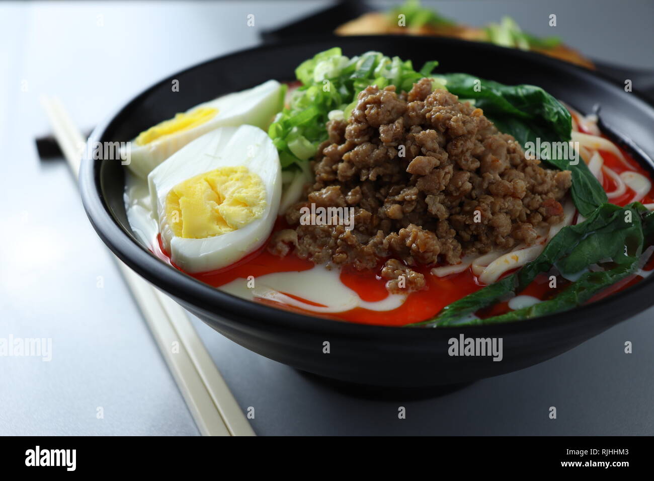 Tantanmen con zuppa e gnocchi Foto Stock