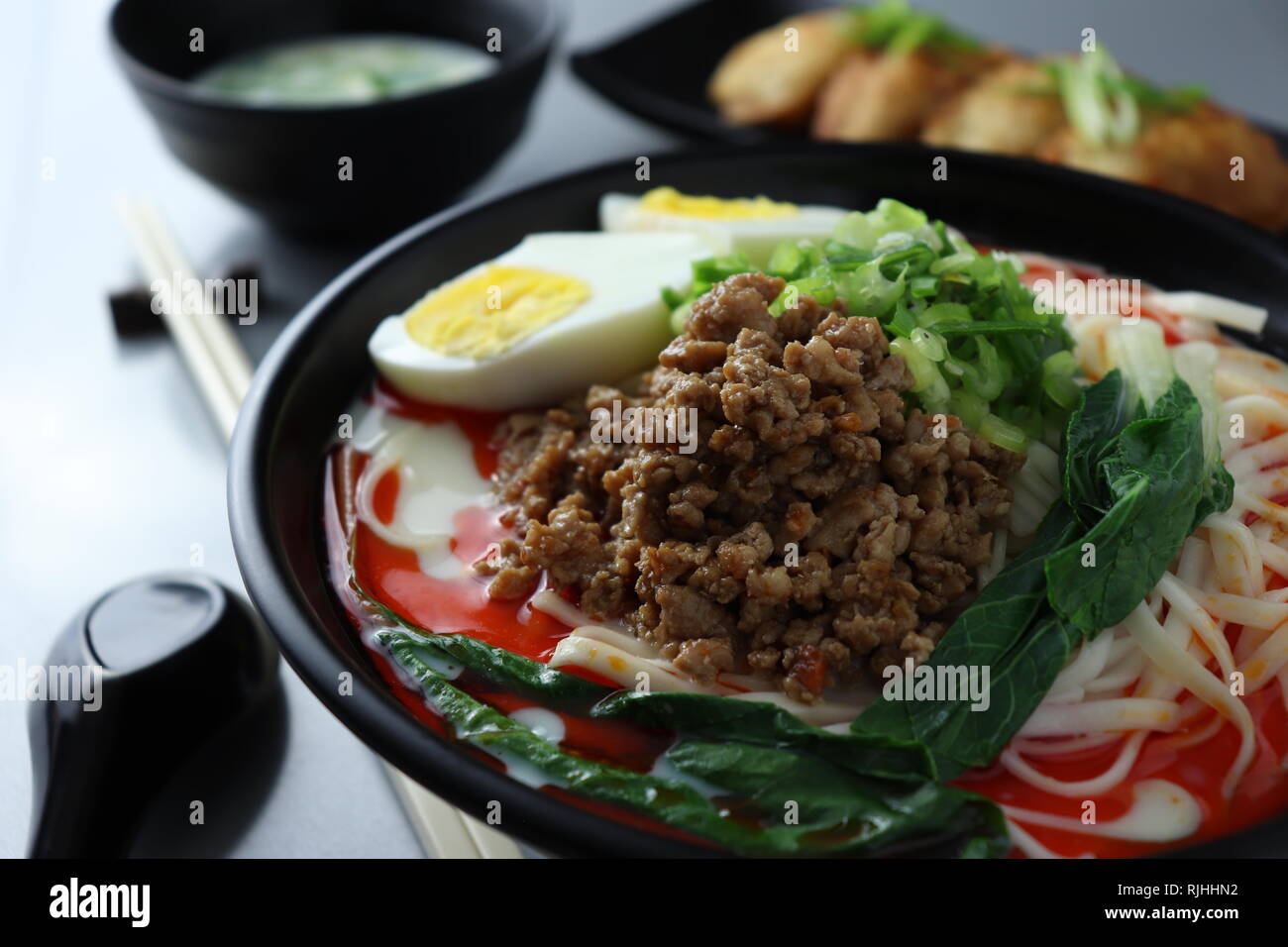 Tantanmen con zuppa e gnocchi Foto Stock