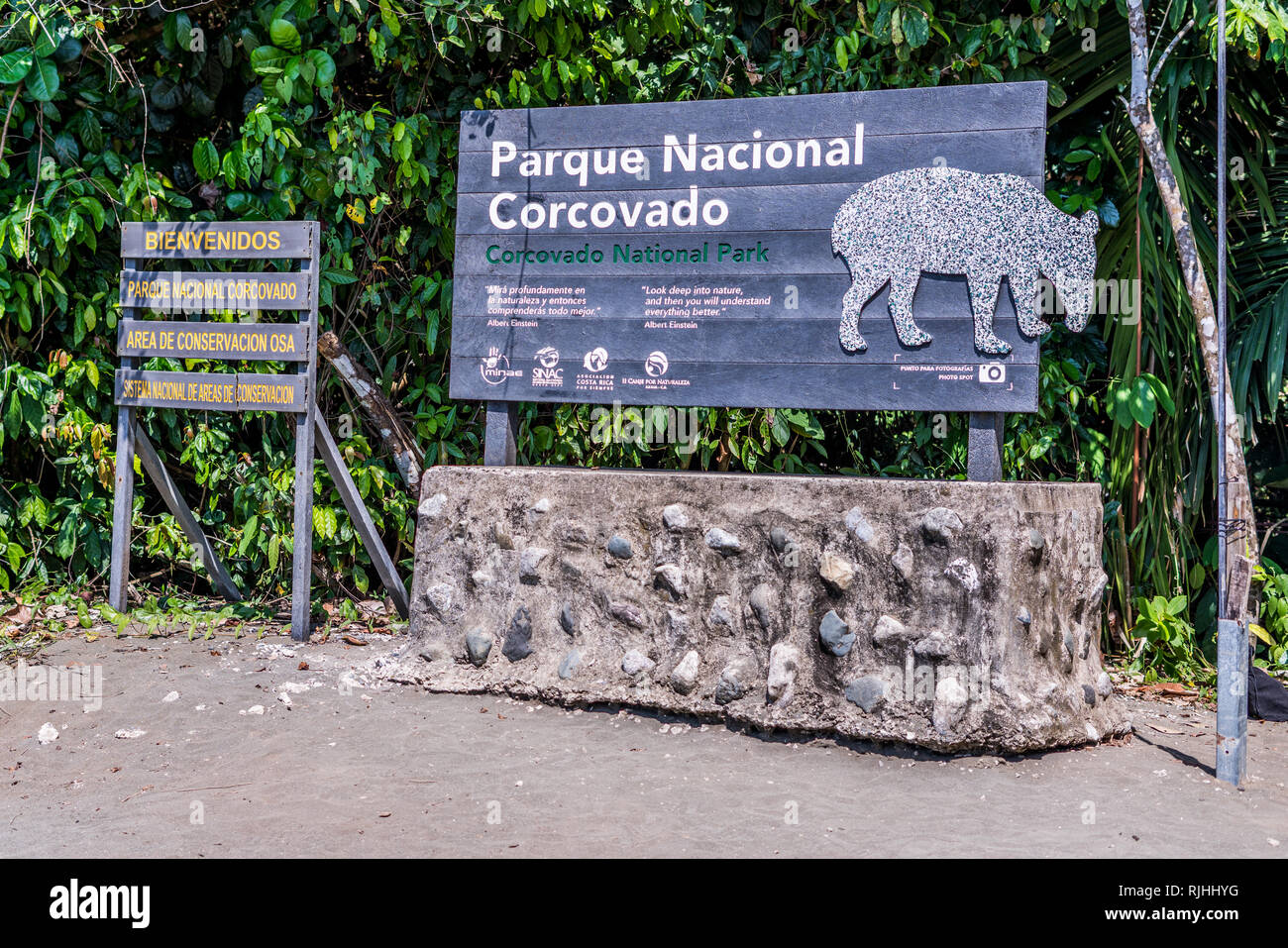 Una foto del cartello d'ingresso al bel Parco Nazionale di Corcovado, uno dei più biodiversi luoghi sulla Terra. Costa Rica Foto Stock