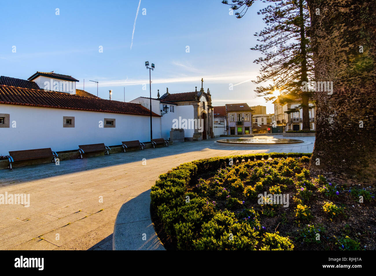Vila do Conde, Portogallo - Gennaio 03, 2019 : tramonto davanti a Câmara Municipal de Vila do Conde, Distretto di Porto, Portogallo Foto Stock