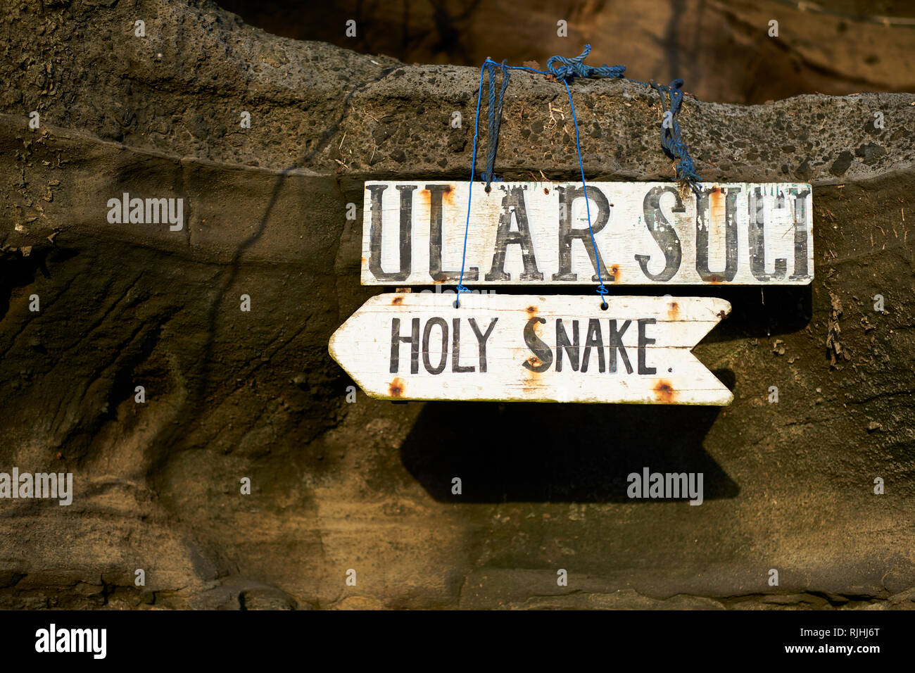 Segno del Santo Snake, il protettore di Tanah Lot, Bali, Indonesia Foto Stock