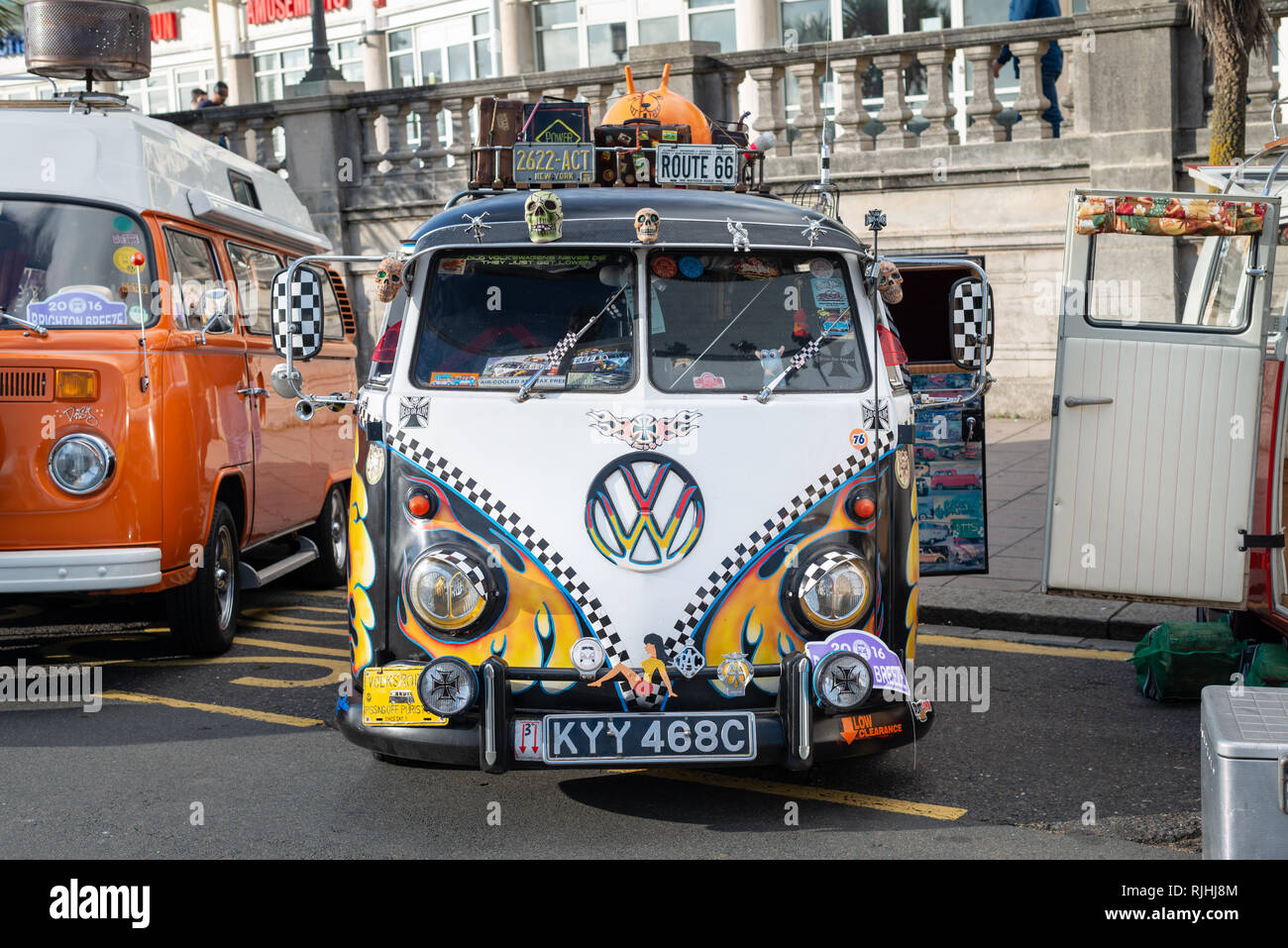 Un dipinto personalizzato split-screen​ Volkswagen VW camper parcheggiato su Madeira Drive in Brighton, Sussex, Inghilterra. Foto Stock