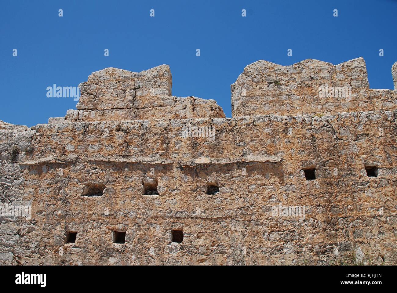 I resti del Crociato medievale castello dei cavalieri sopra Chorio sull'isola greca di Halki. Foto Stock
