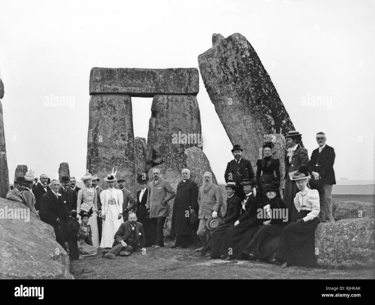 Victorian turisti o visitatori pongono di fronte a Stonehenge c1900 Foto Stock