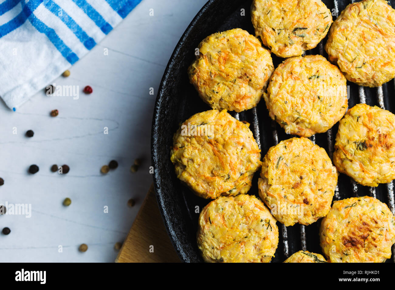 Polpette di carne di pollo e verdure arrostite sulla griglia. Polpetta con pollo e carote, sedano. A basso contenuto di grassi degli alimenti per una dieta Foto Stock