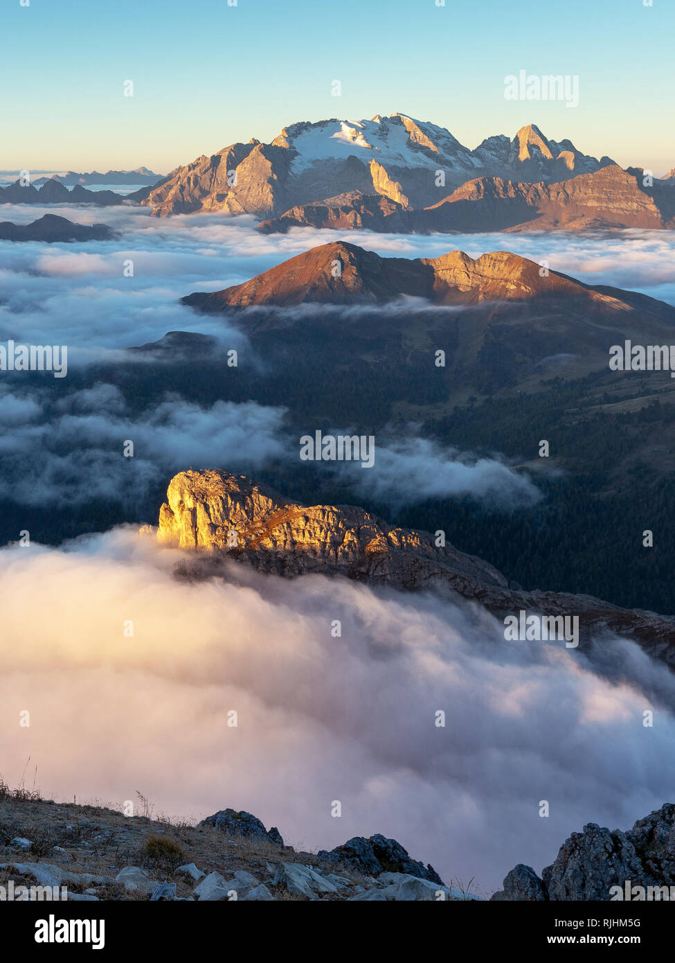 Le Dolomiti all'alba, le nuvole e le vette: Sass de Stria, col di Lana, le montagne della Marmolada. Alpi Italiane. Europa. Foto Stock
