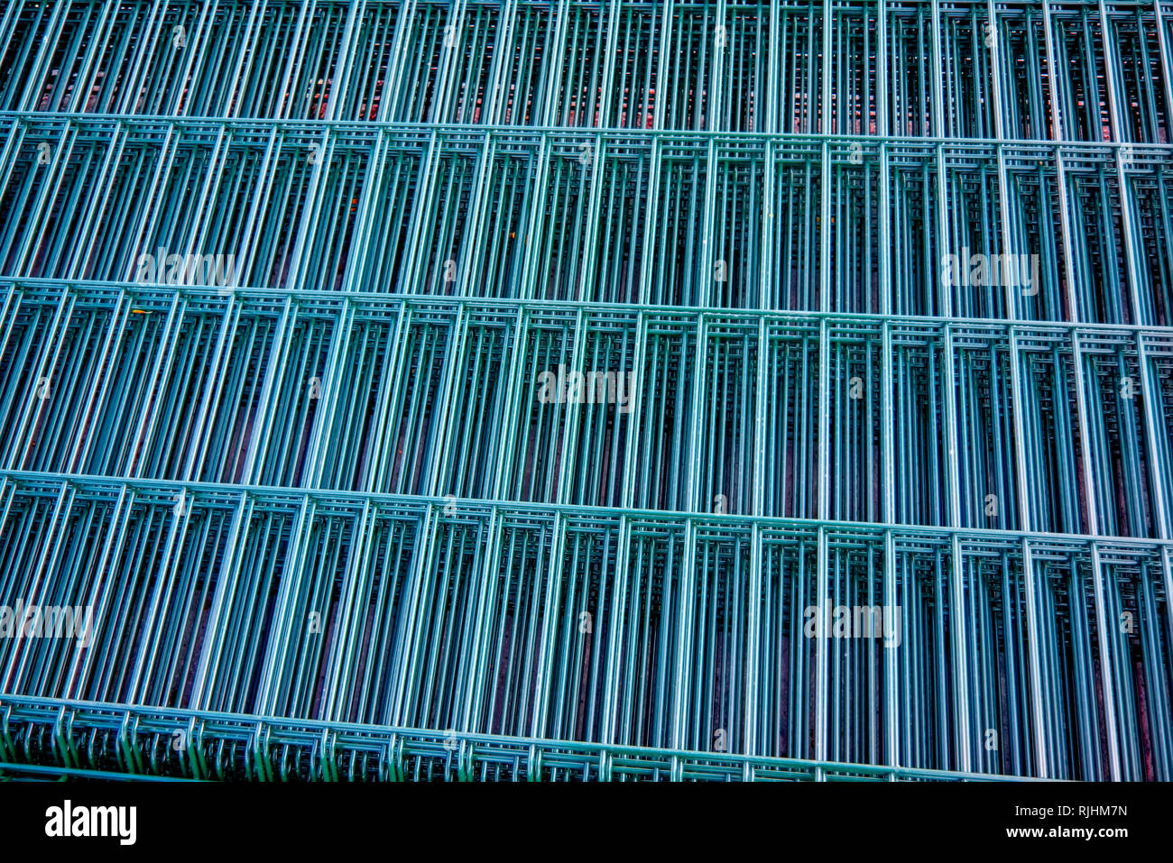 Pacchetto di acciaio zincato di pannelli per la recinzione con una polvere rivestita di colore verde di close-up Foto Stock